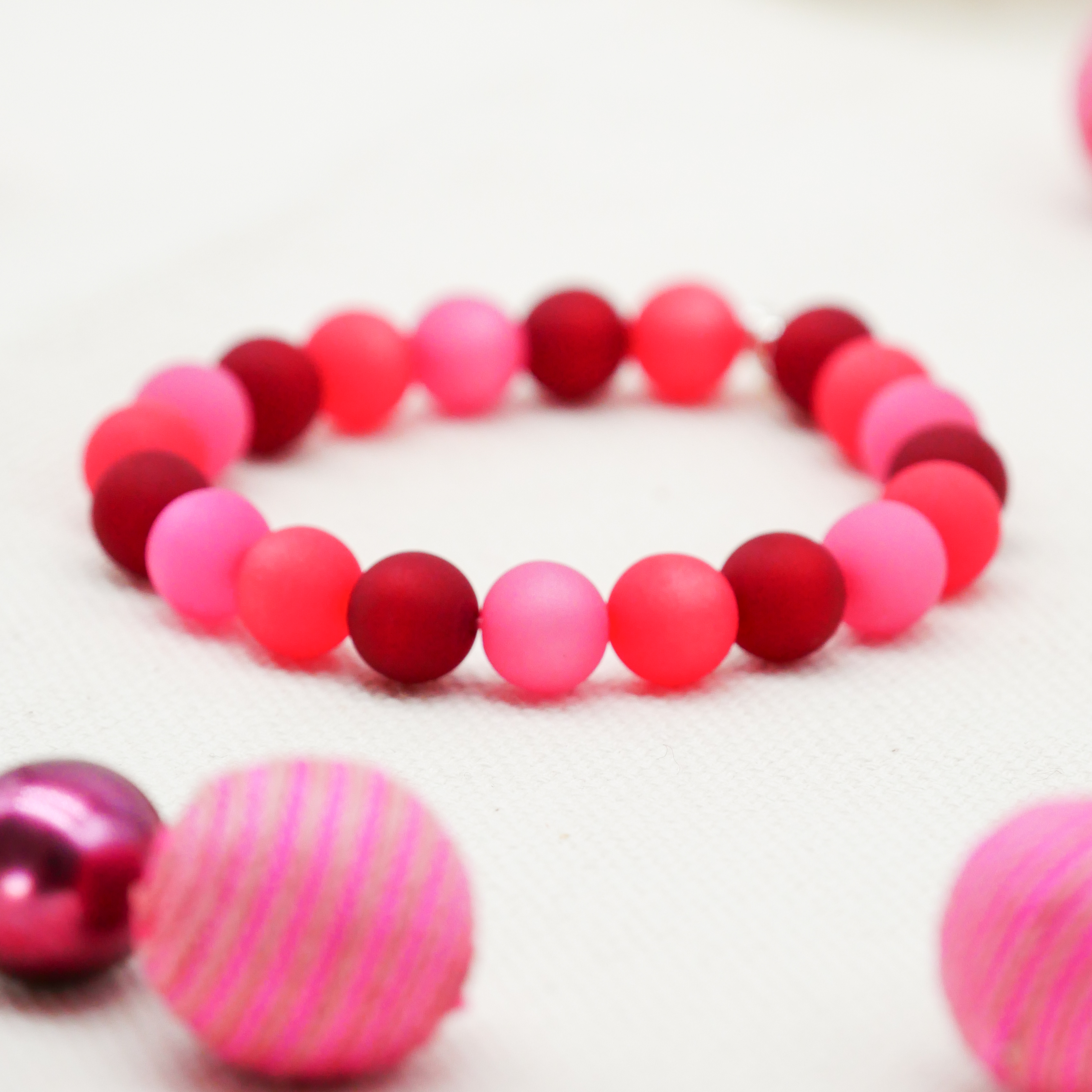 "Color Explosion" Armband auf Gummi Polarisperlen ø 10 mm, dunkelrot "Color Explosion" Armband auf Gummi Polarisperlen ø 10 mm, dunkelrot