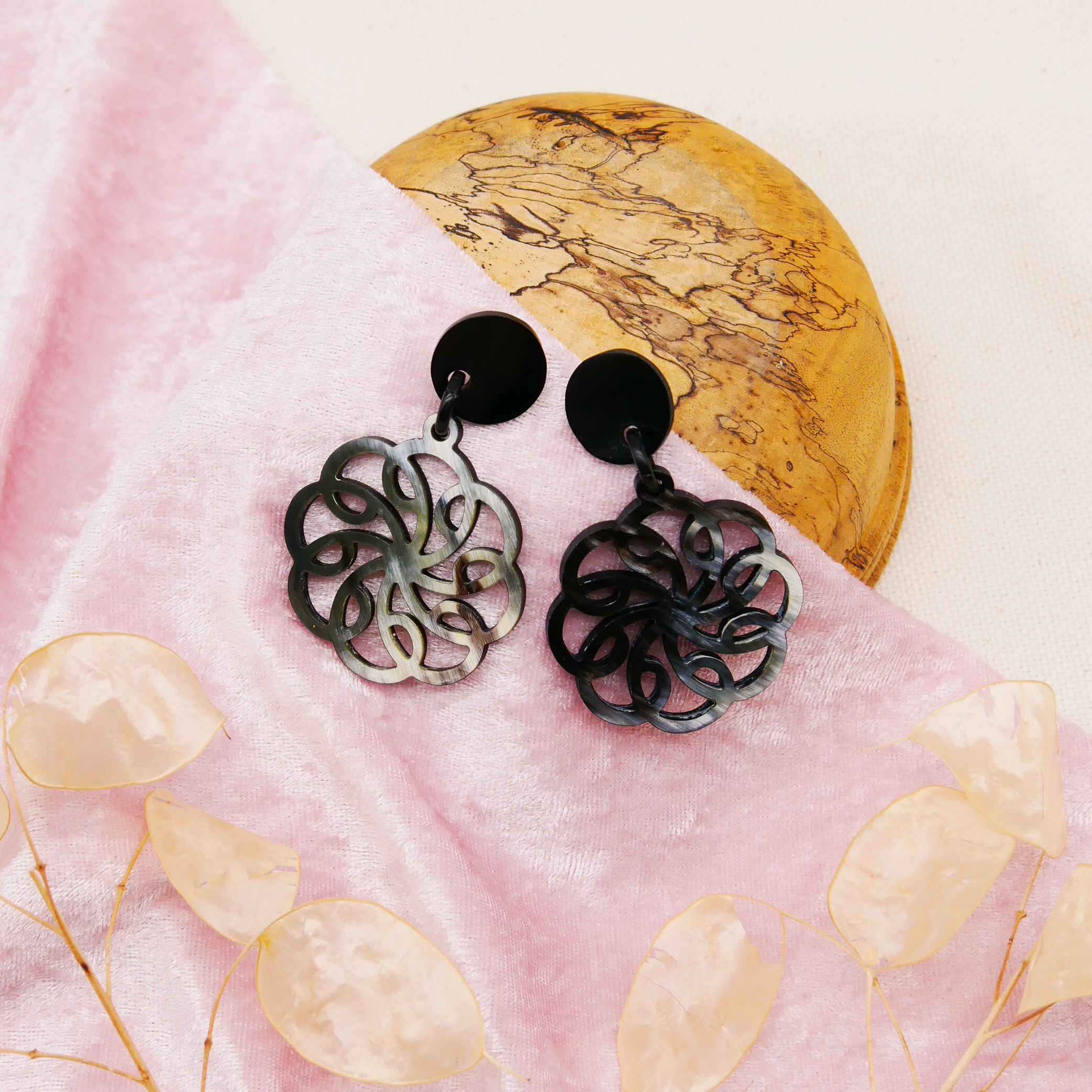  "Craft Art" Ohrring "Mandala" Ø ca. 45 mm, schwarzes und marble Horn