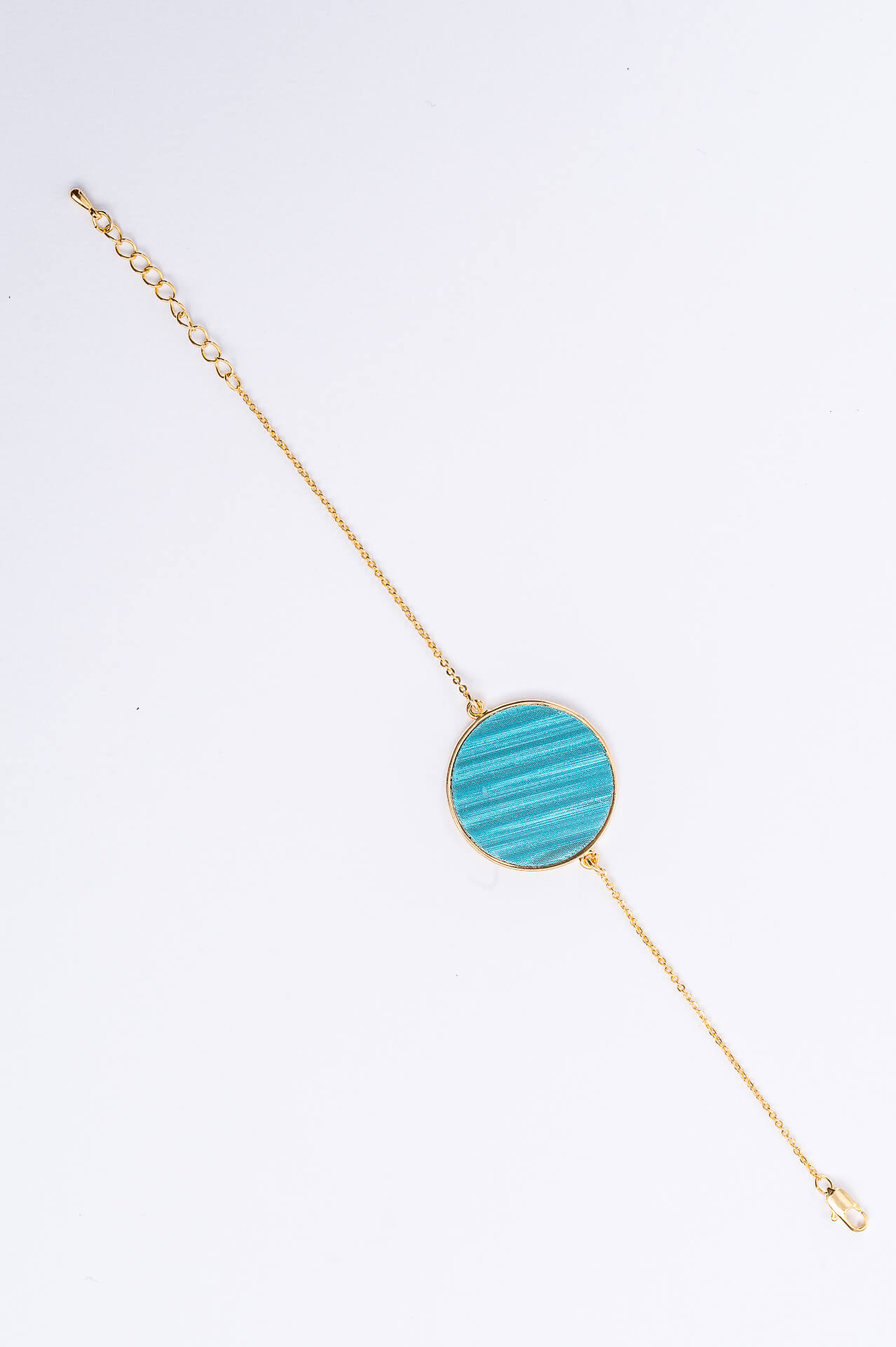 "Circle" feines Armband, vergoldeter Anhänger, türkisblau schimmernd