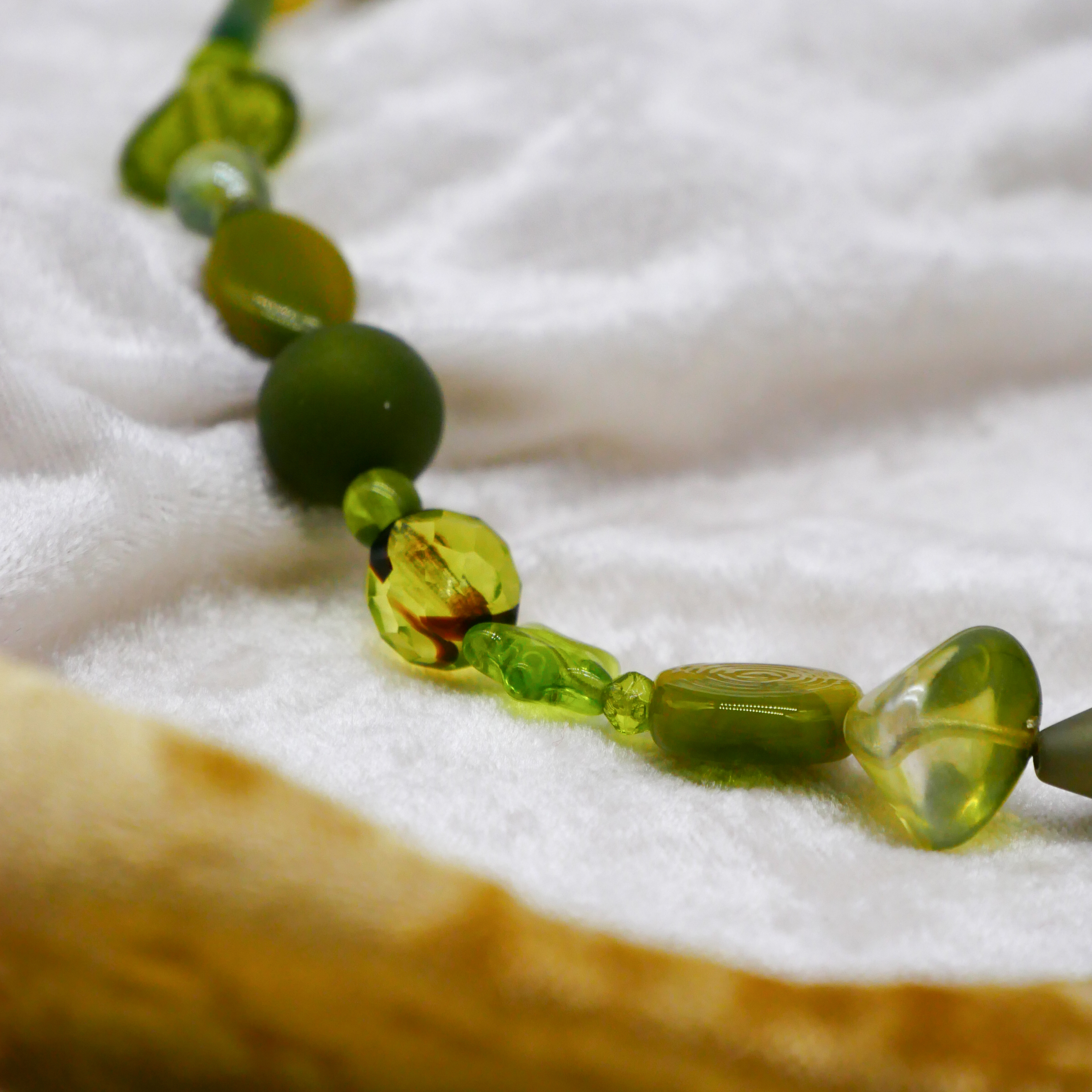 "Summer Feeling",  Kette aus verschiedenen Formen, Glas- und Resin Perlen, grün