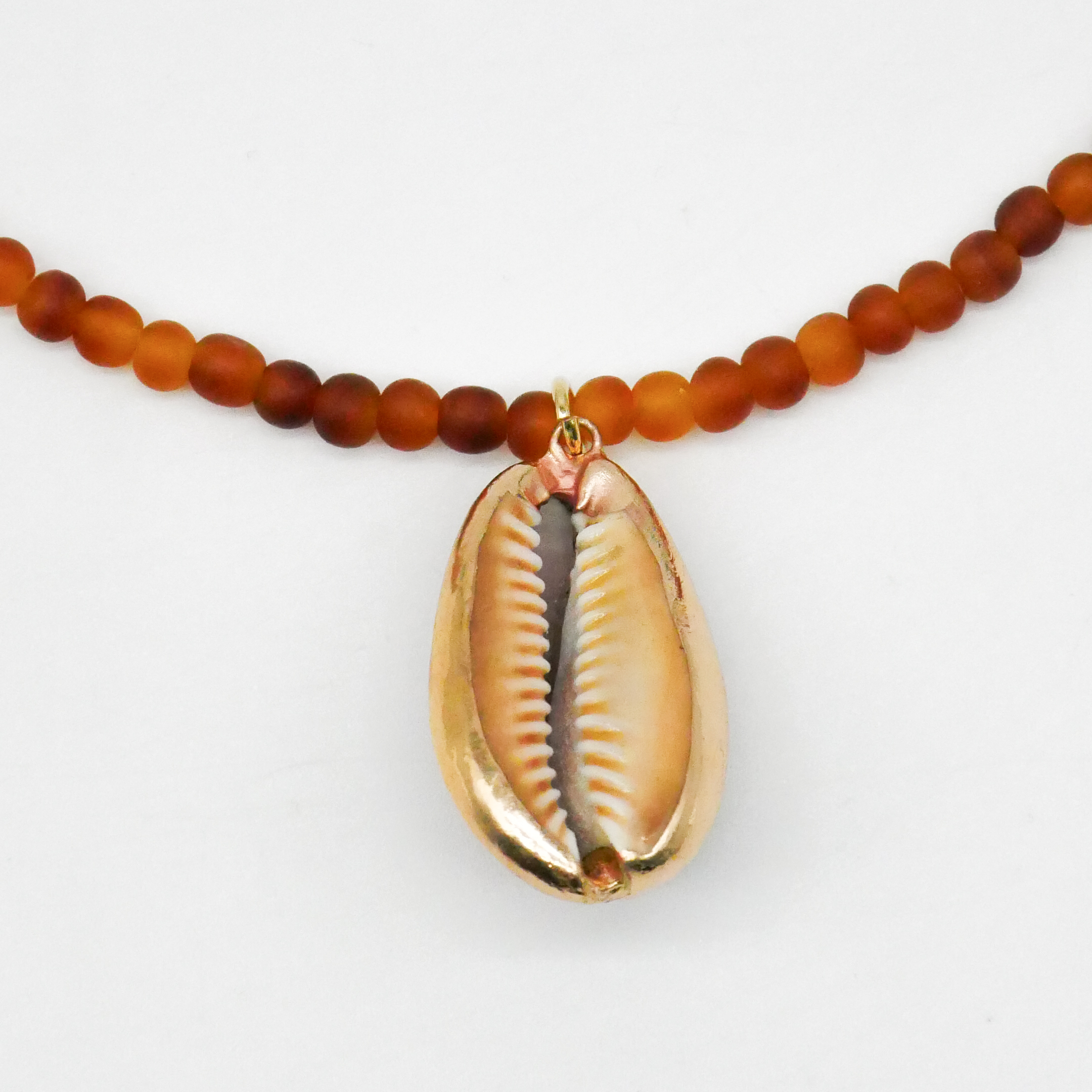  "Shell" kurze Kette hellbraune Caraboperlen Ø ca. 4 mm, Anhänger Kaurischnecke