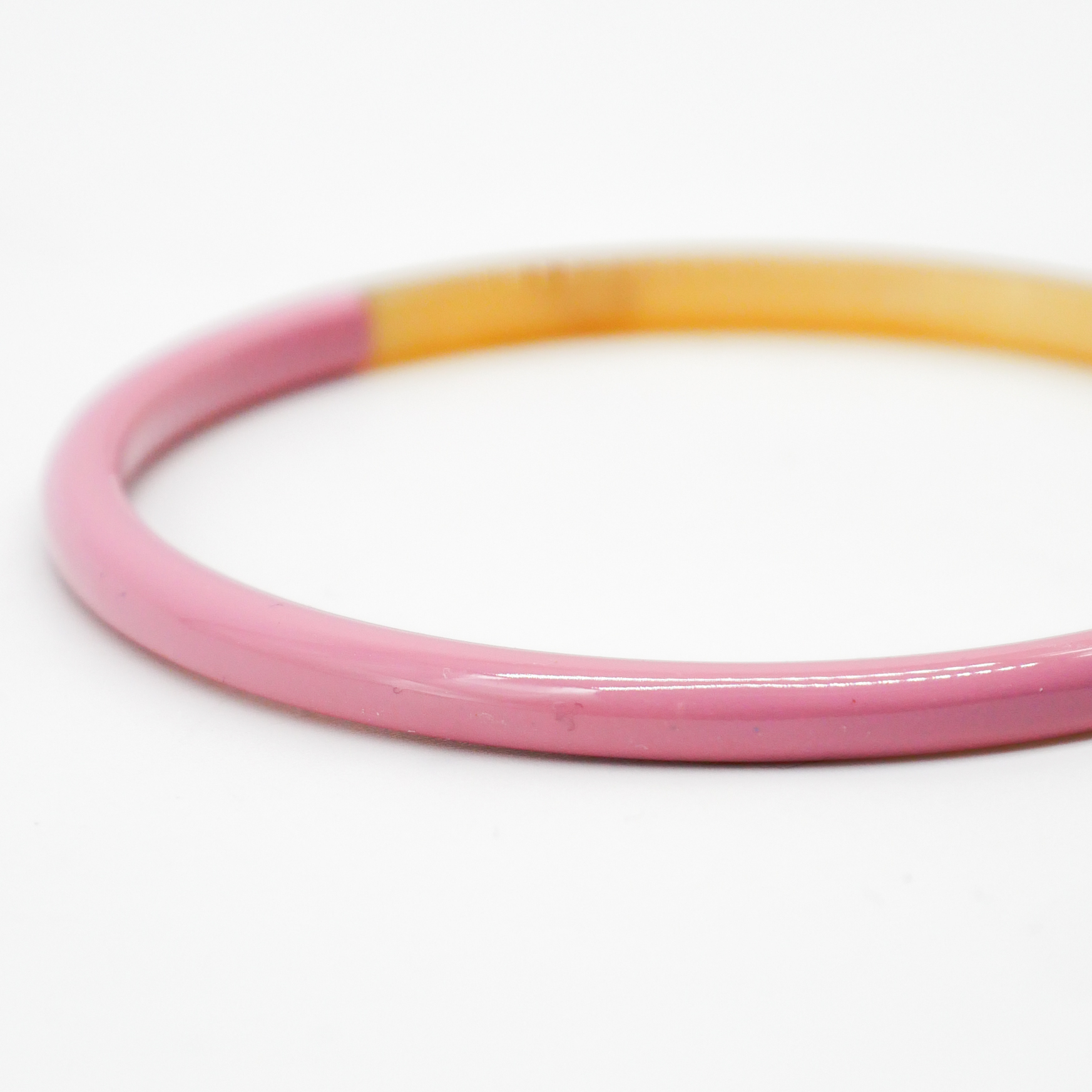  "Craft Art" zarter Armreif, weißes Horn, Lack hellrosé