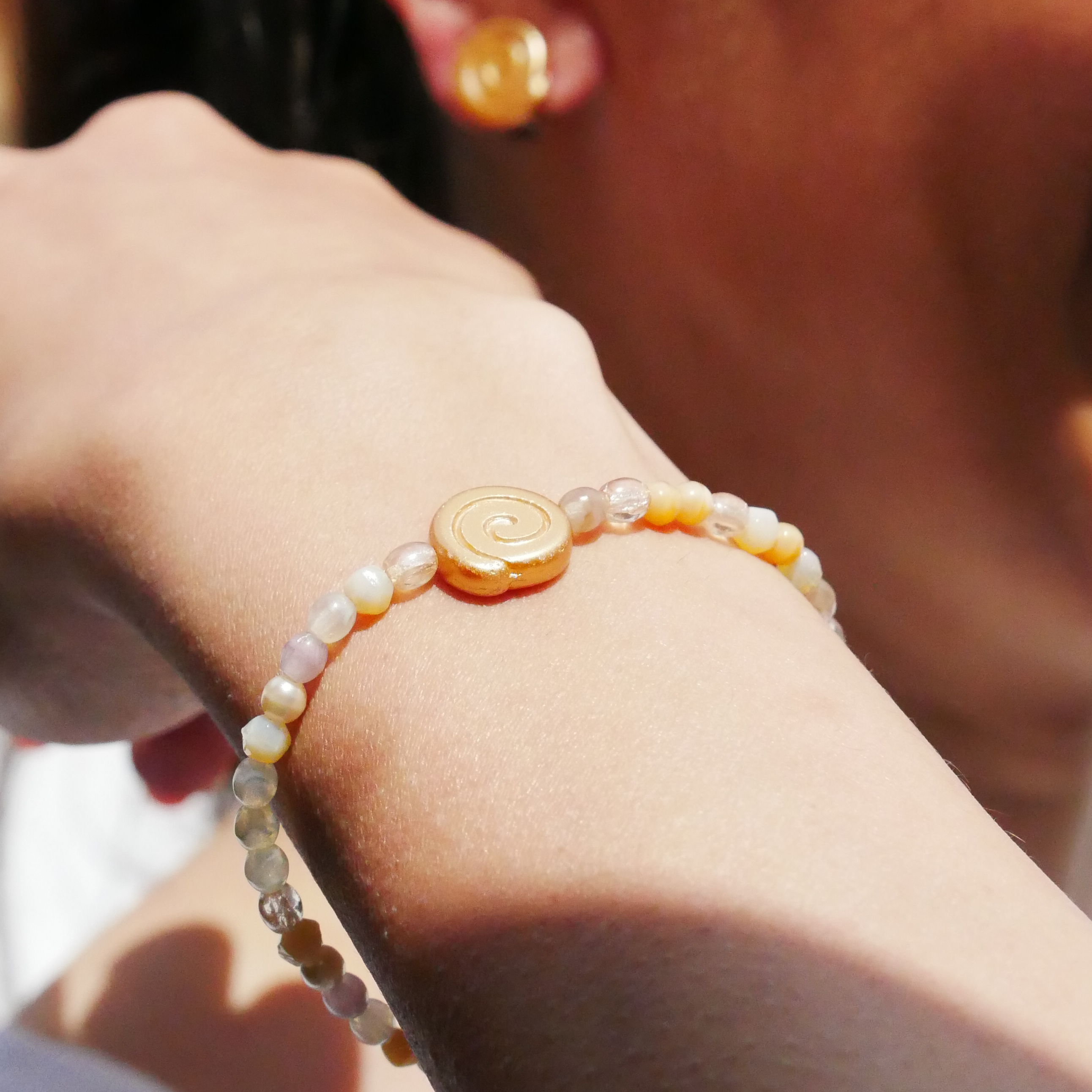 "Shell" Armband auf Gummi kleine Glasperle und Glasschnecke, sand 