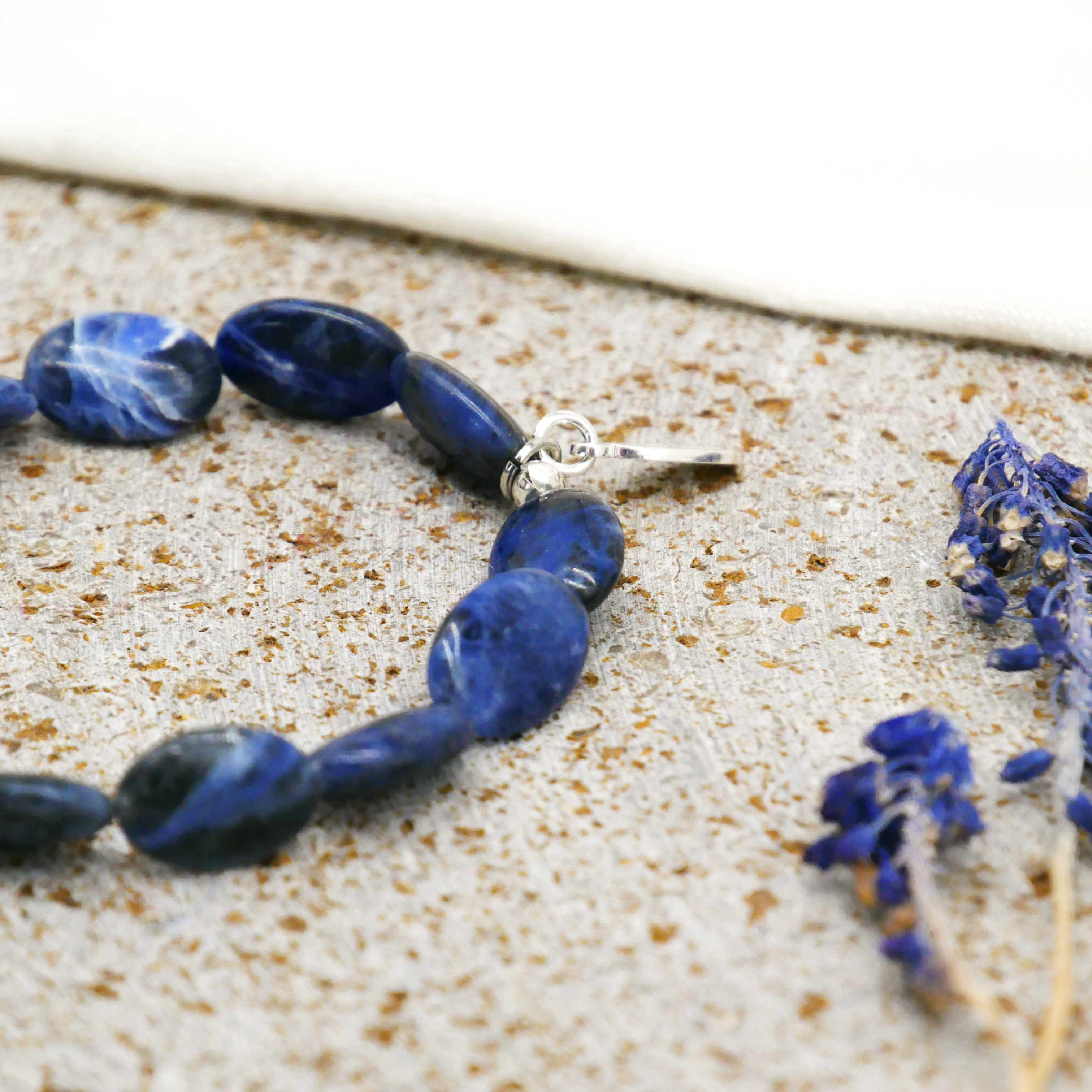  "Crystal Mountain", Armband auf Gummi Sodalit Oliven, 10 x 14 mm