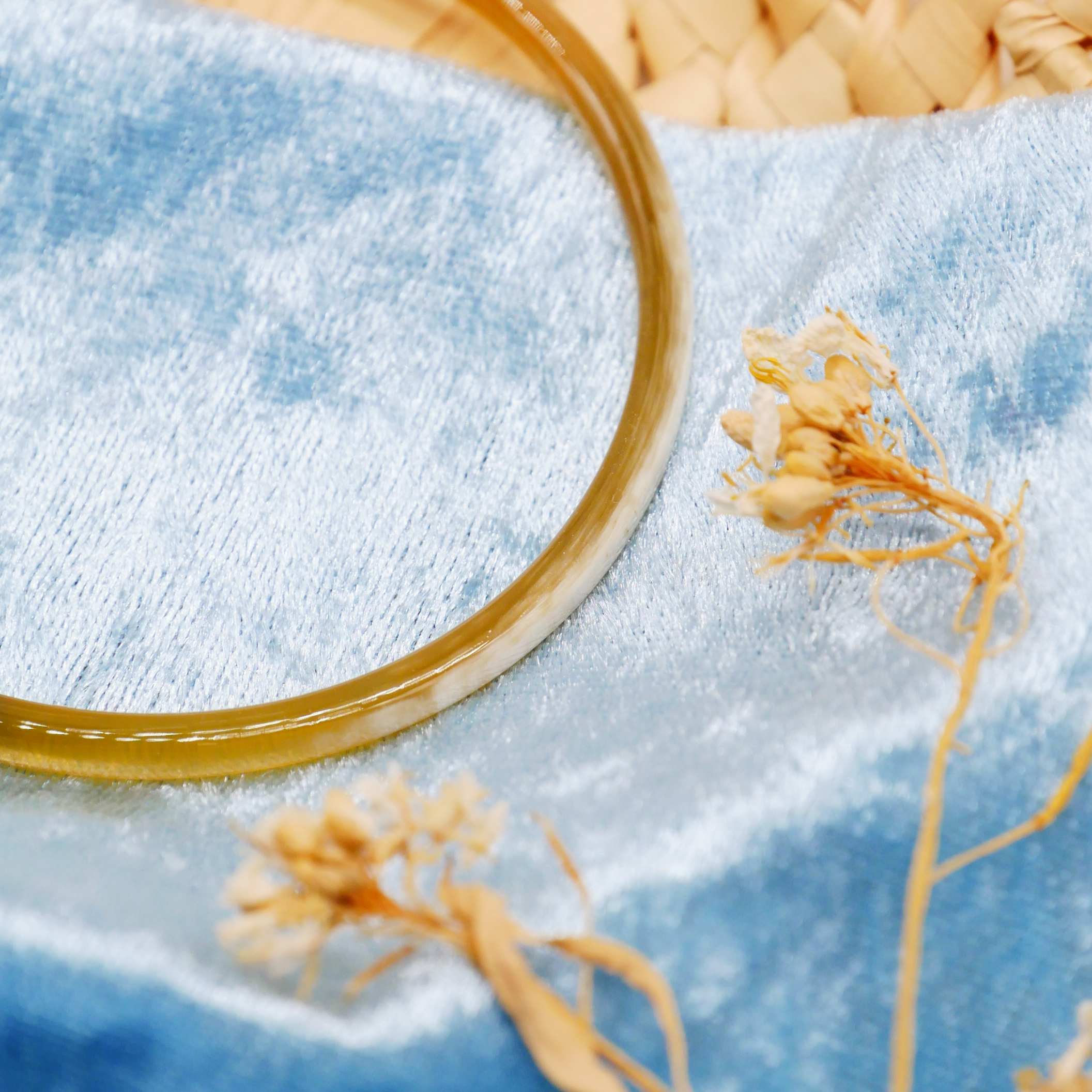  "Craft Art" zarter Armreif, weißes Horn, Lack weiß