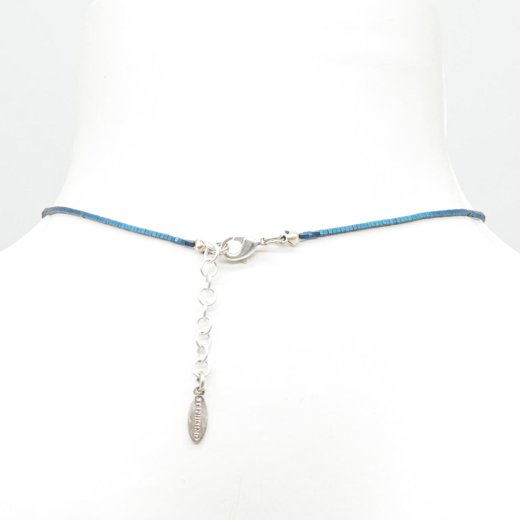 "Metallic" kurze Kette, kleine Würfel - blau