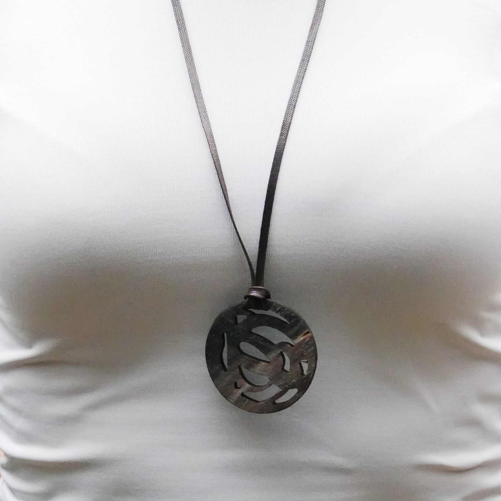  "Craft-Art", runder Hornanhänger Ø ca. 53 verspieltes Design, Syntetikband, braunes Horn 
