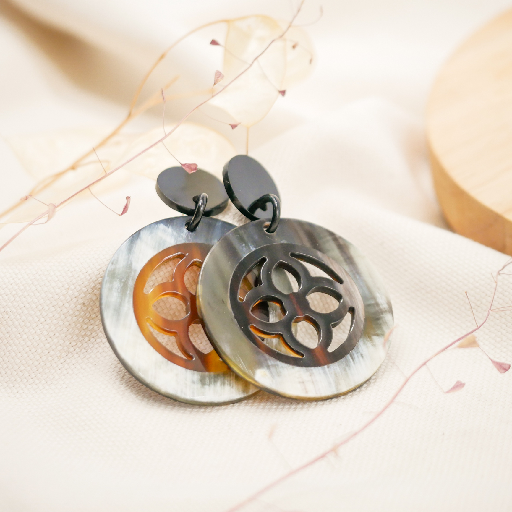 "Art Craft"  earrings with round pendant made of marble and brown buffalo horn, 