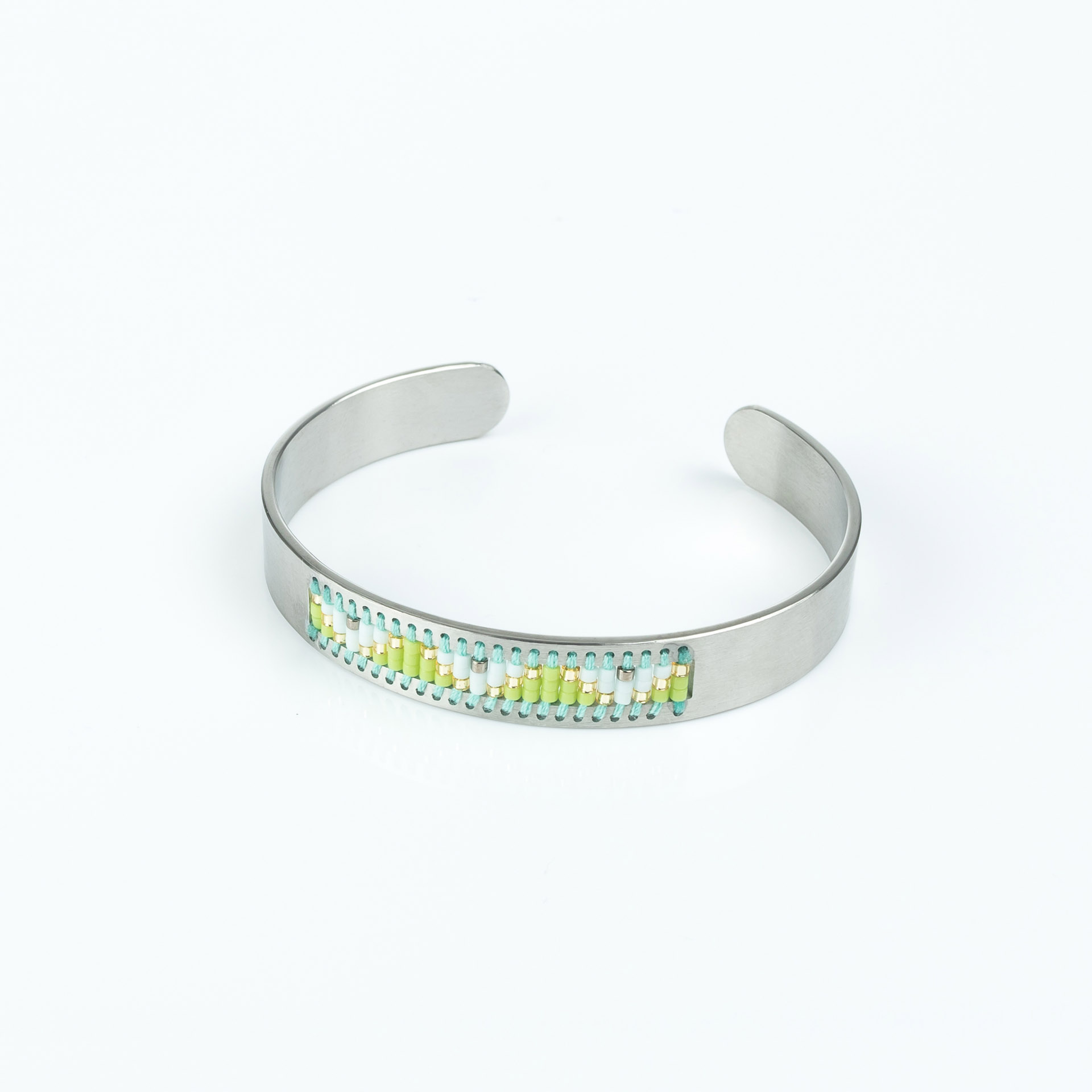 "Petite Beads" Armspange, Edelstahl mit japan. Rocaillesperlen, grün-weiß