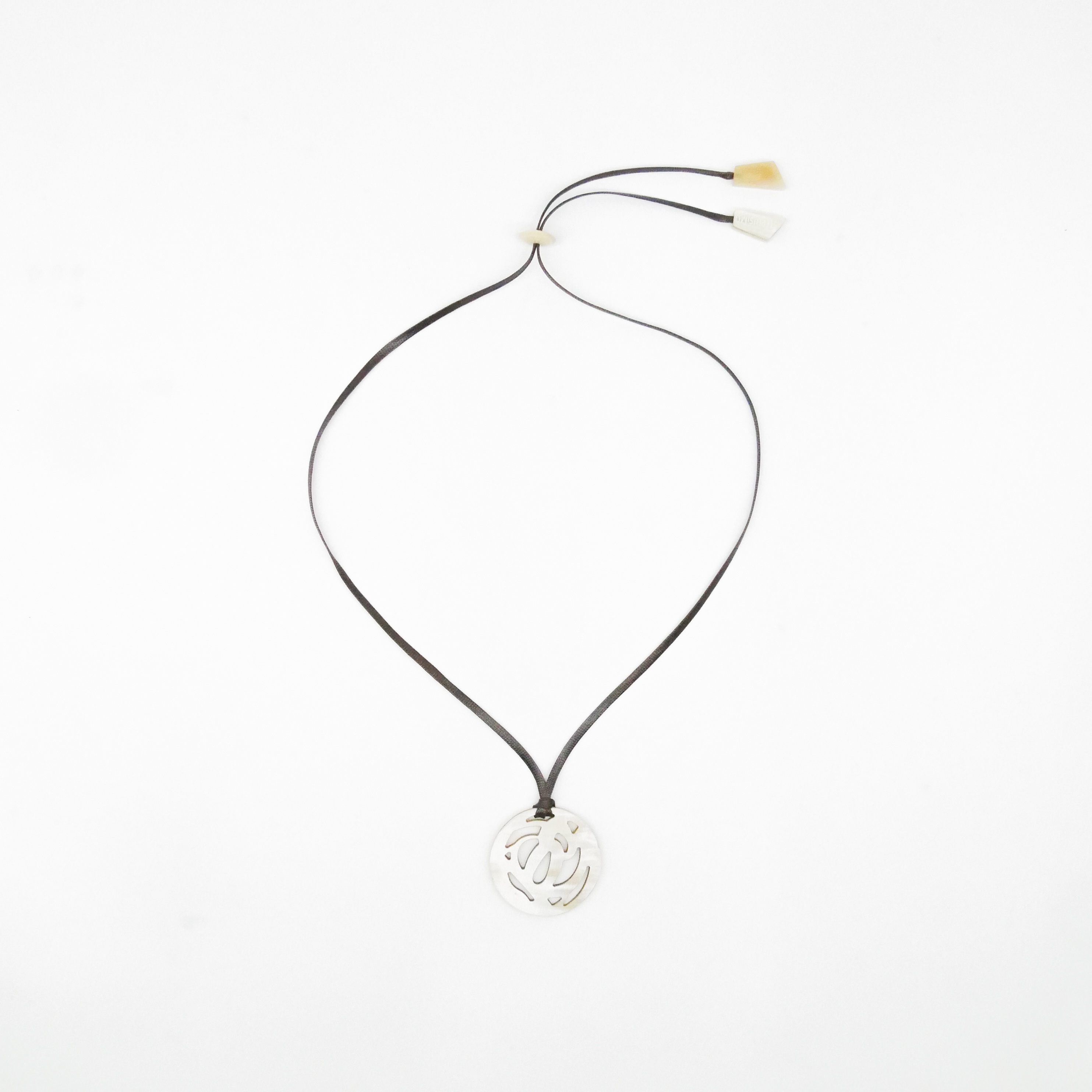  "Craft-Art", runder Hornanhänger Ø ca. 53 verspieltes Design, Syntetikband, weißes Horn 