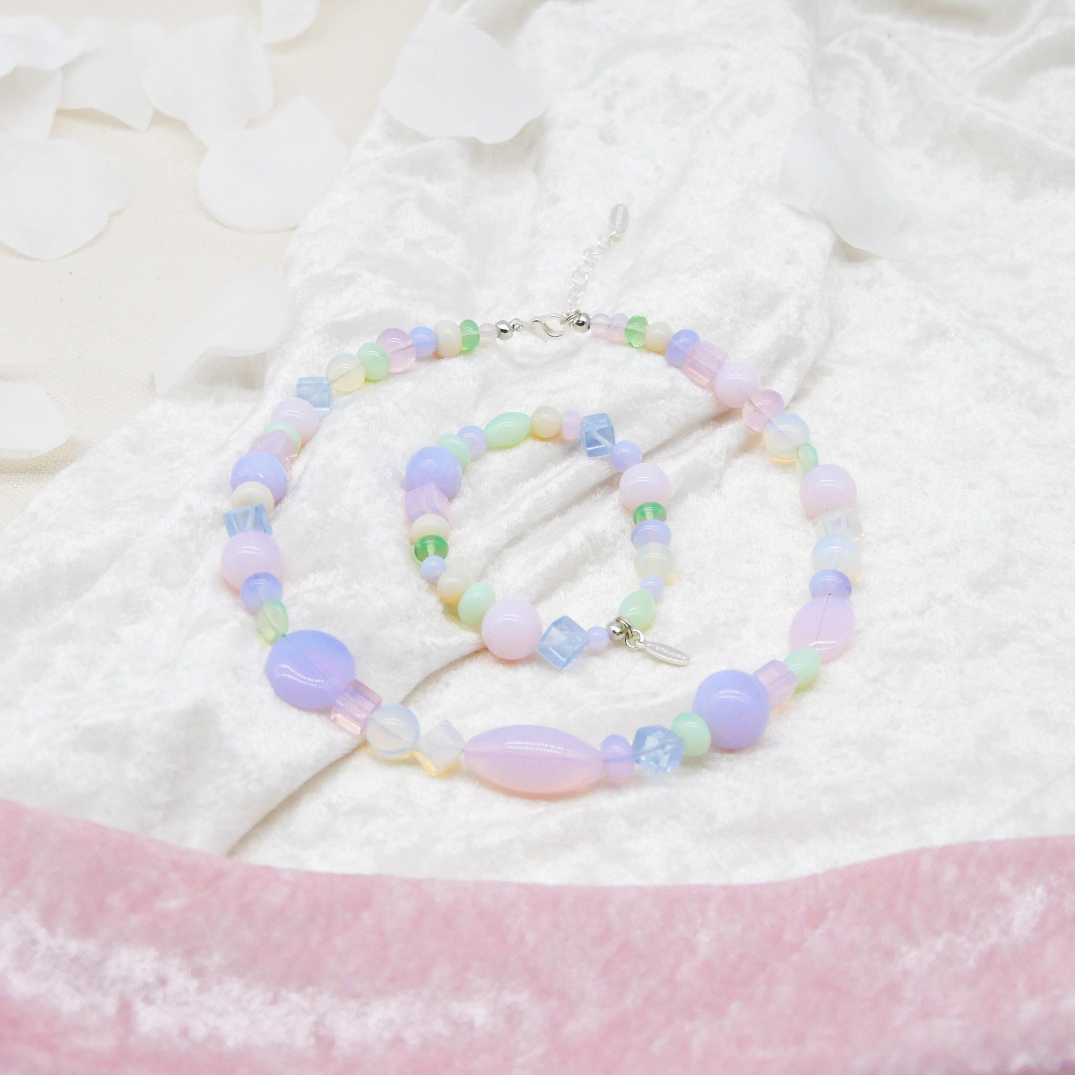 "Summer Feeling",  Kette aus verschiedenen Formen, Glas- und Resin Perlen, opal-pas