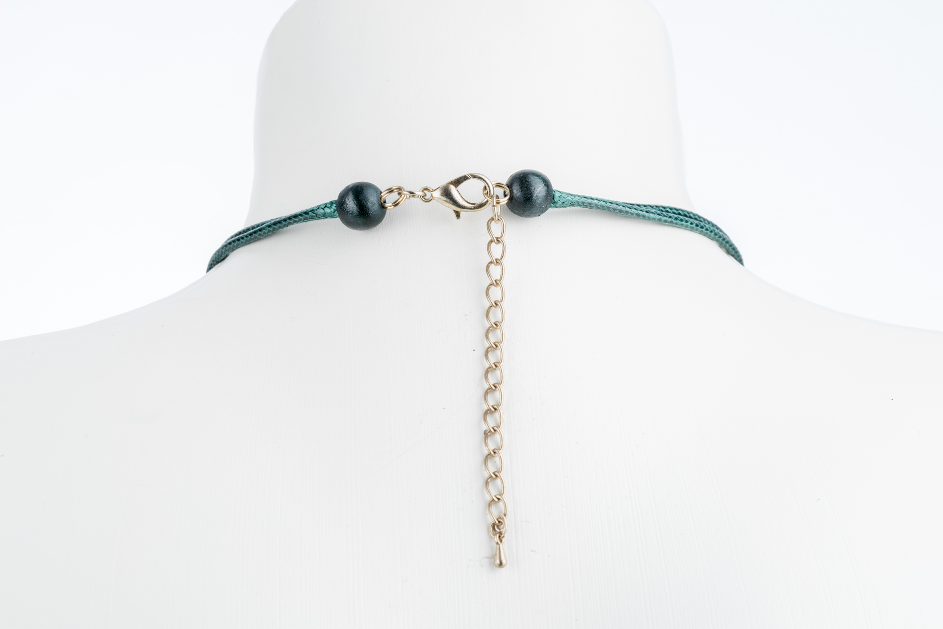 "Boho" kurze Kette mit Federn und Lederfransen - green