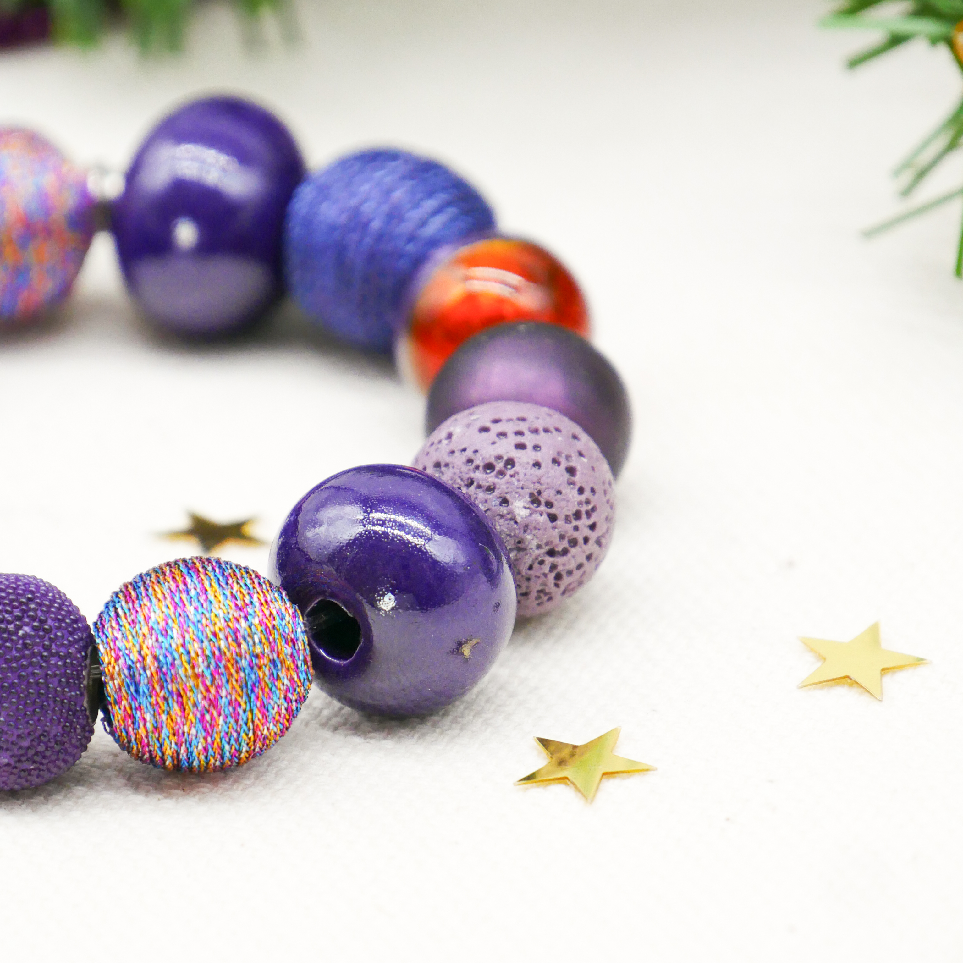  "Bollywood" Armband auf Gummi, aubergine