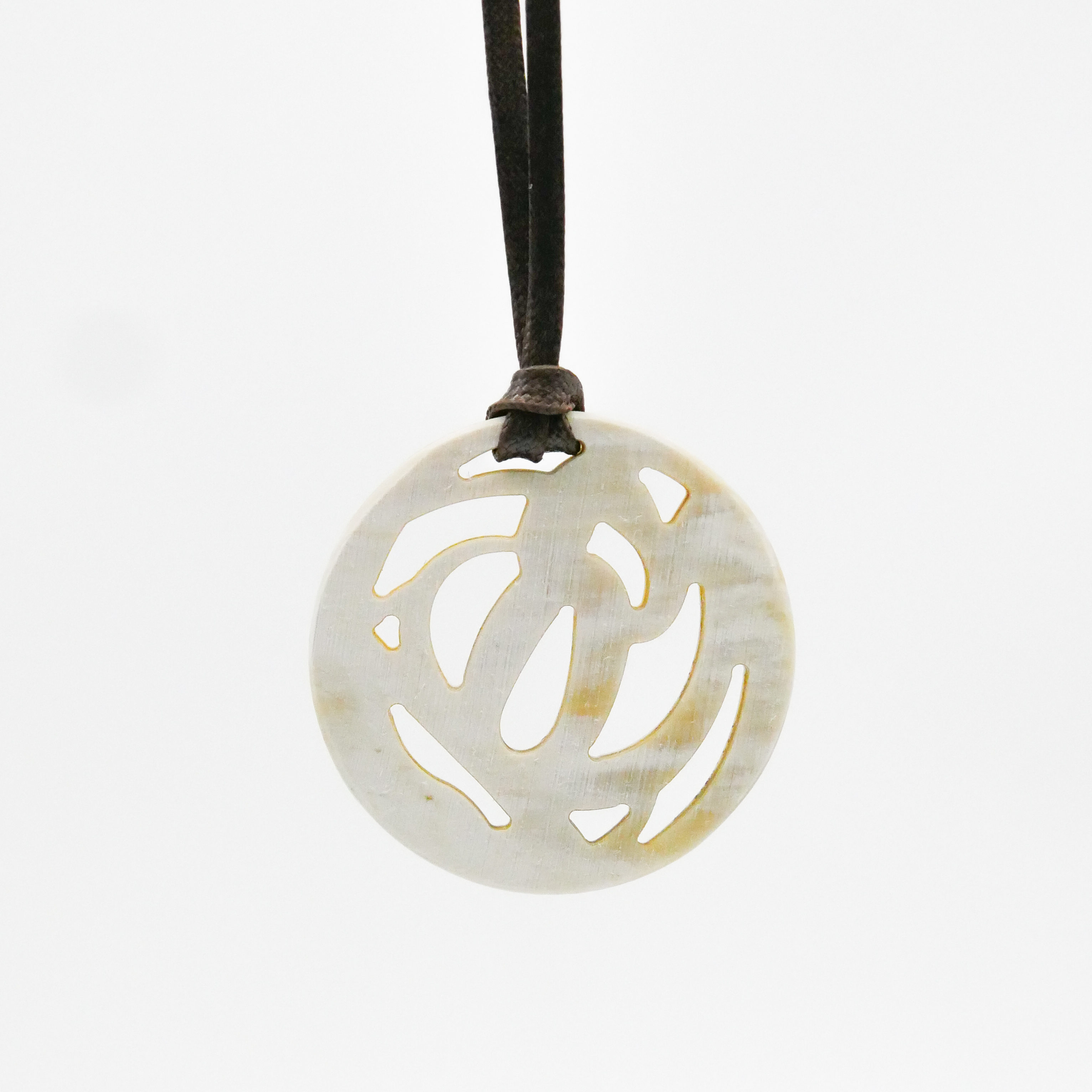  "Craft-Art", runder Hornanhänger Ø ca. 53 verspieltes Design, Syntetikband, weißes Horn 
