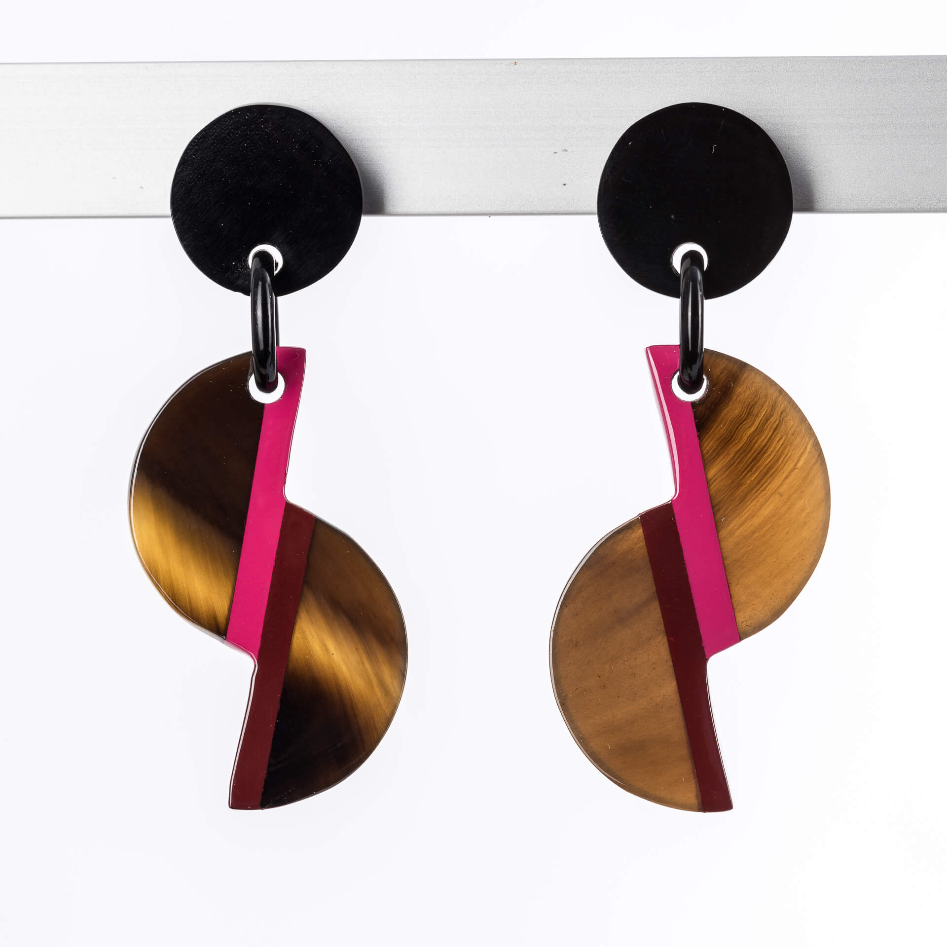 Horn Ohrstecker "2 Hälften" pink-dunkelrot lackiertes afrikanisches Horn