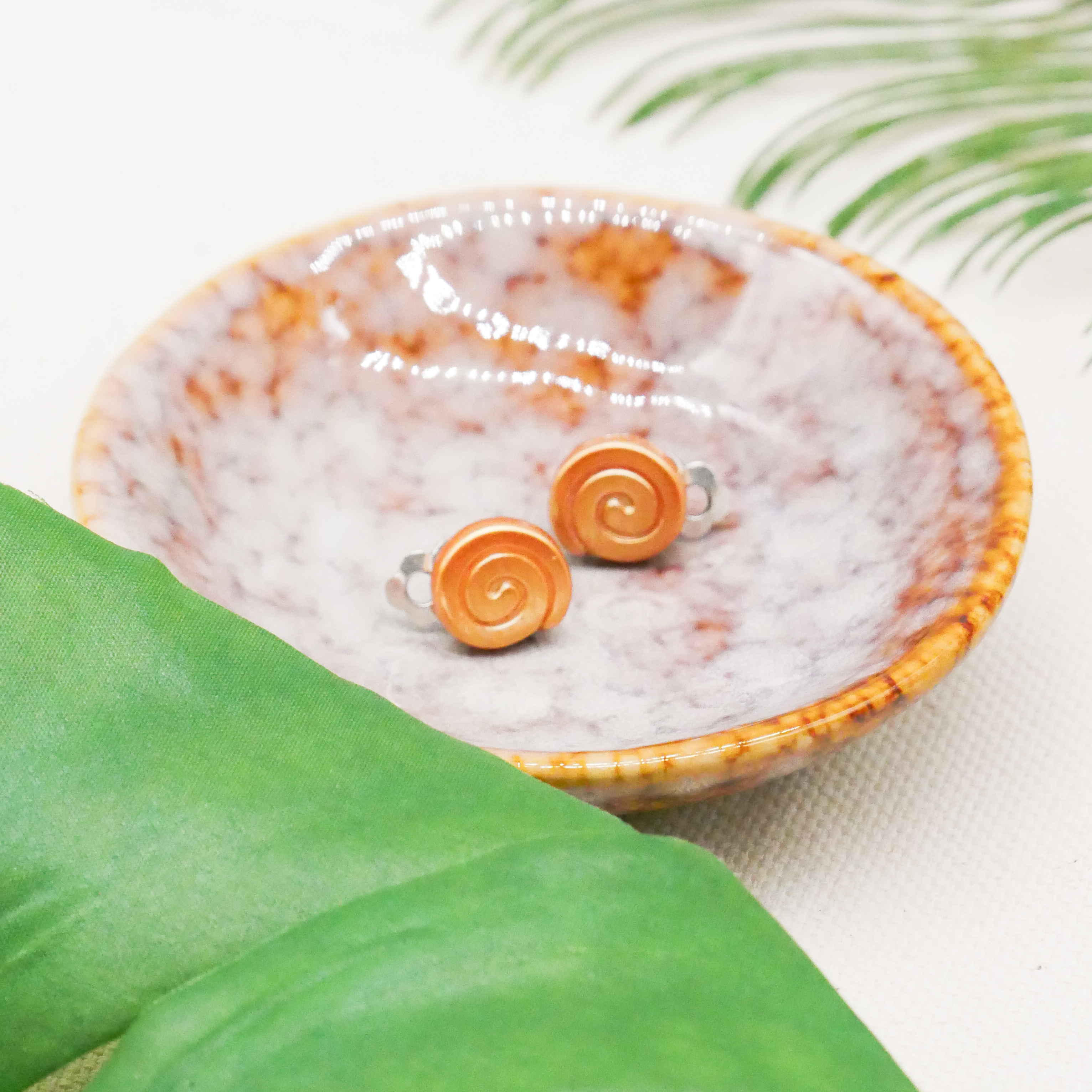  "Shell" Ohrclip kleine Glasschnecke sand