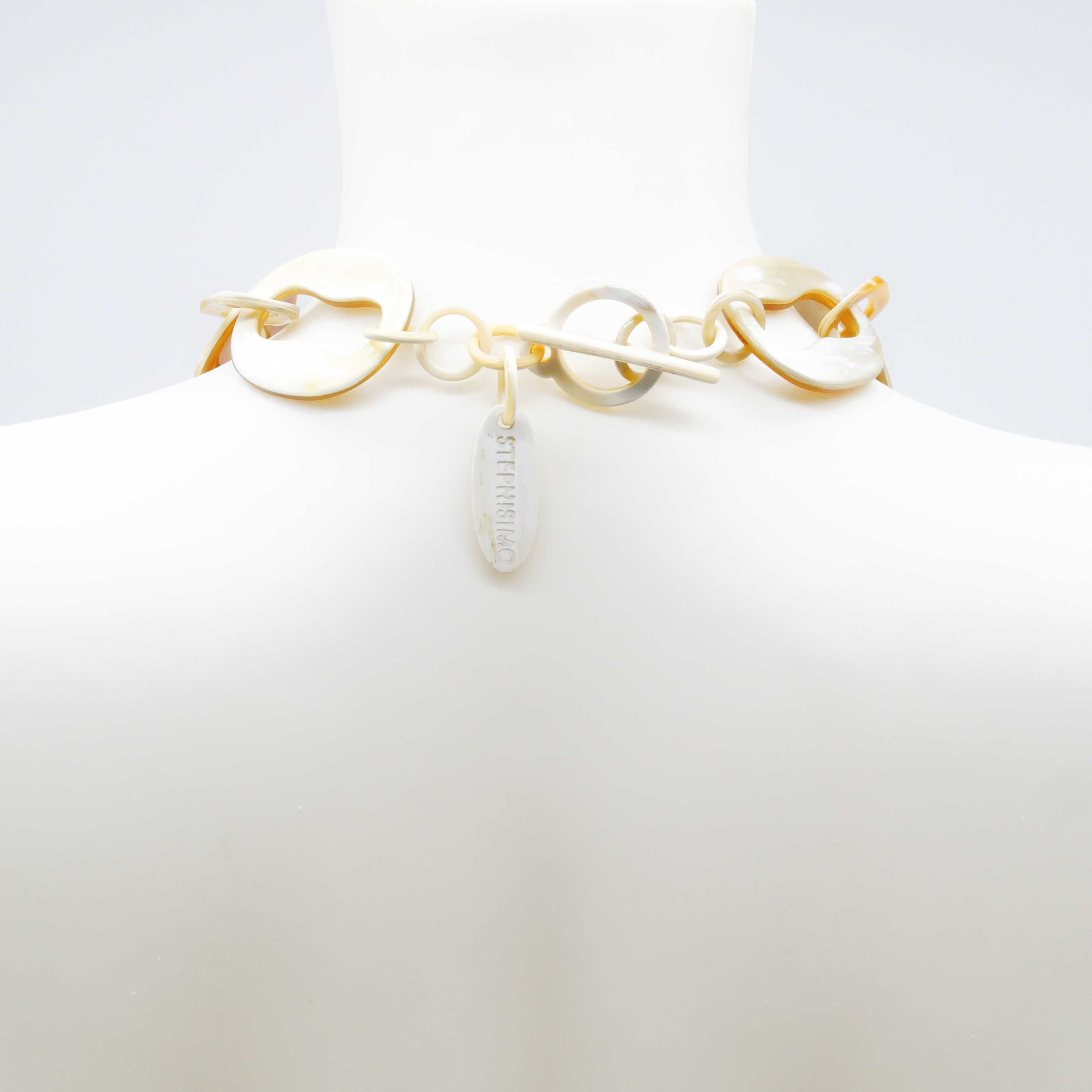 "Craft Art", short chain ovals with white horn cut-out "Craft Art", short chain ovals with white horn cut-out
