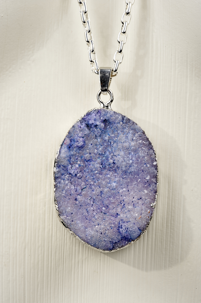 "On the Rocks" lange versilberte Kette, fliederfarbene Quarzdruse