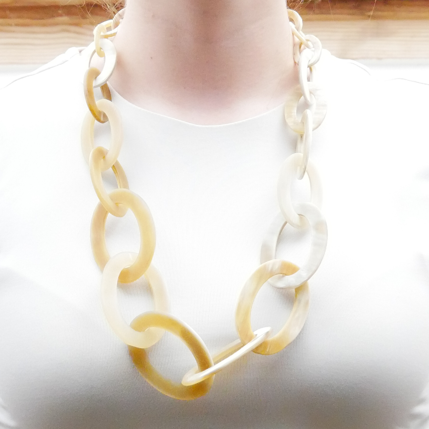  "Craft-Art", kurze Kette ca. 75 cm Ovale mit Verlauf, weißes Horn matt 