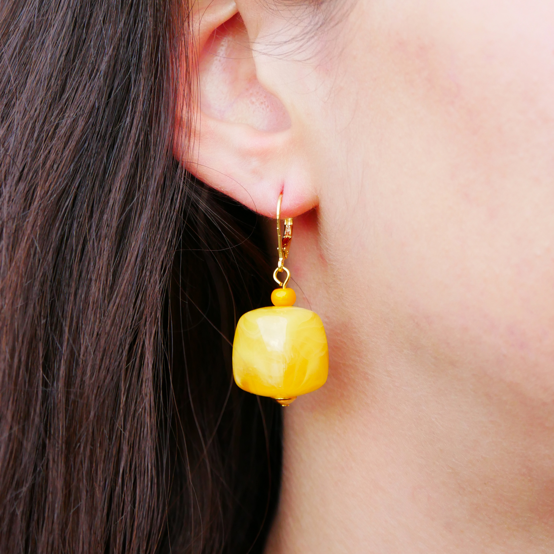 "Summer-Feeling" Ohrring "Cube" Resin- und Papercoated Perlen, honig