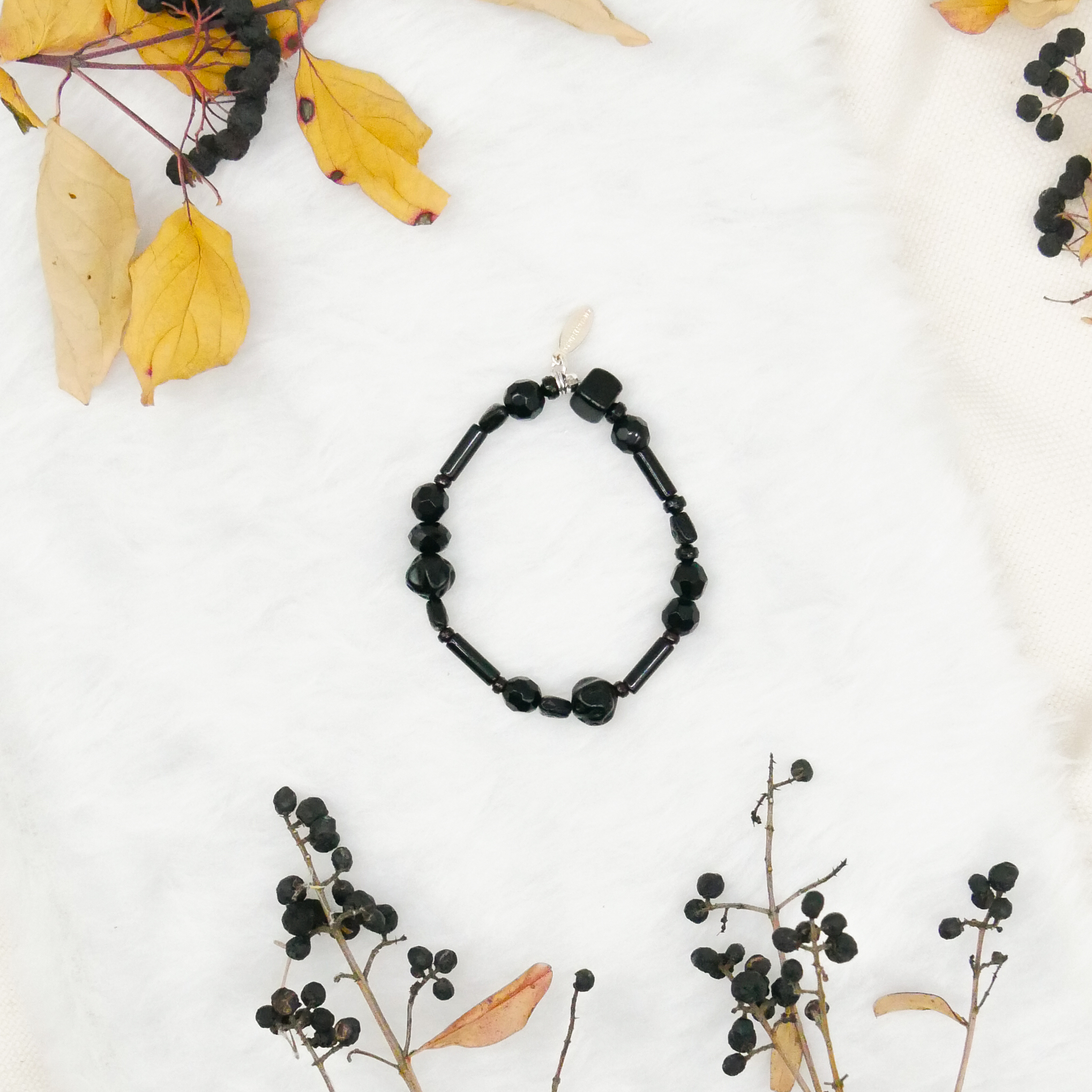  "Jet Schmuck" Armband auf Gummi schwarze Glasperlen, verschiedene Formen 