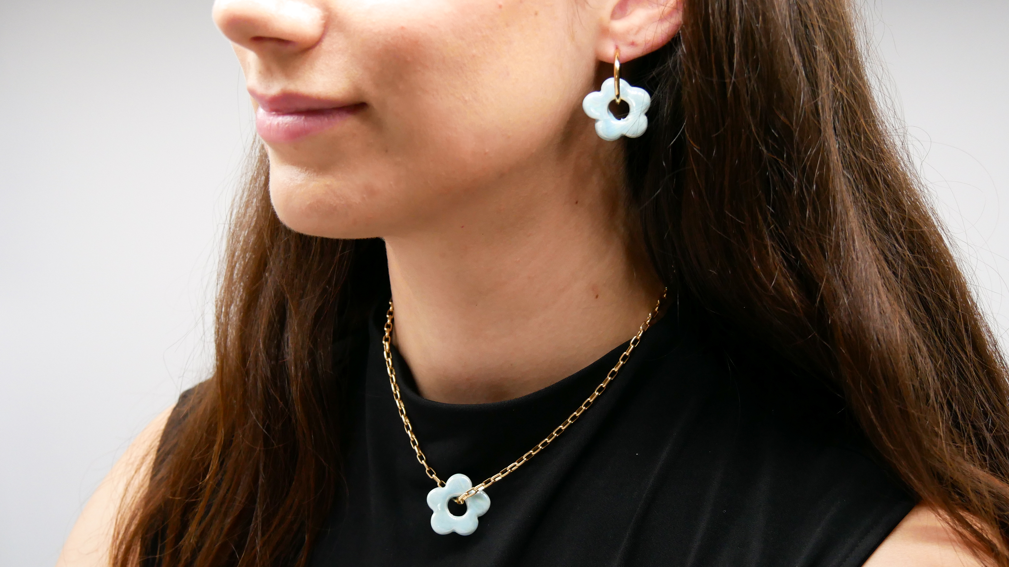 "Summer-Feeling", Kurze Metallkette vergoldet, Keramikblume blue "Summer-Feeling", Kurze Metallkette vergoldet, Keramikblume blue