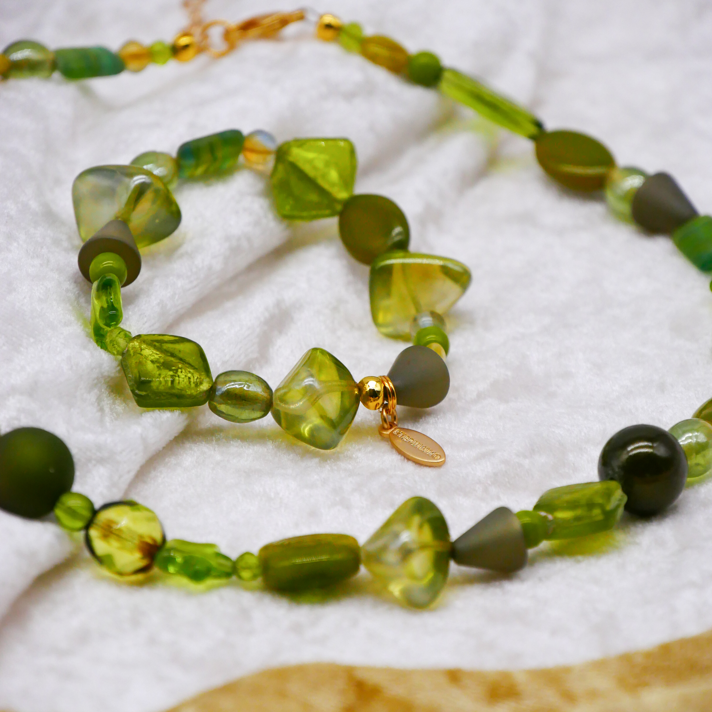 "Summer Feeling", Armband aus verschiedenen Formen, Glas- und Resin Perlen, grün