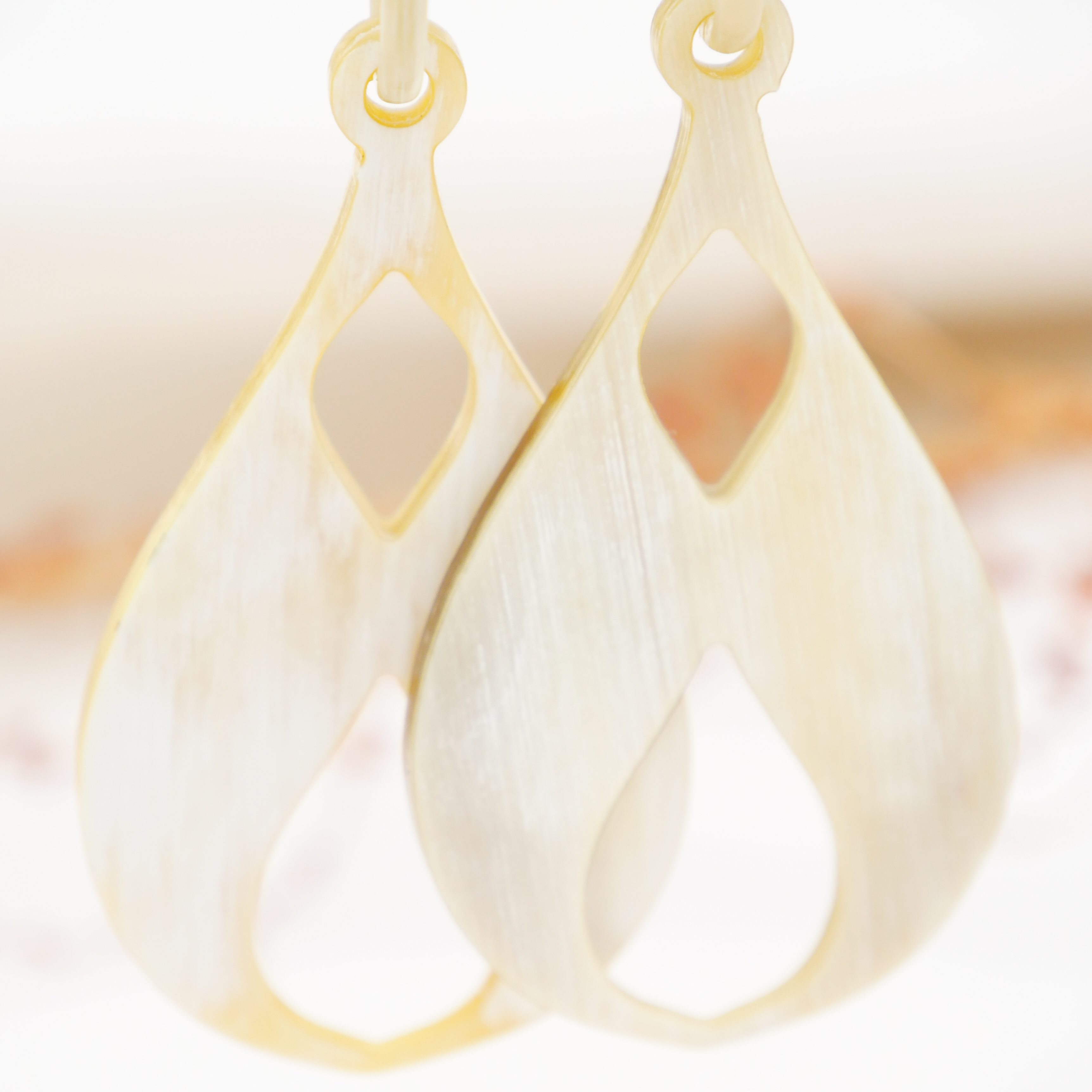 "Craft Art", Ohrring "Pendel" weißes Horn "Craft Art", Ohrring "Pendel" weißes Horn