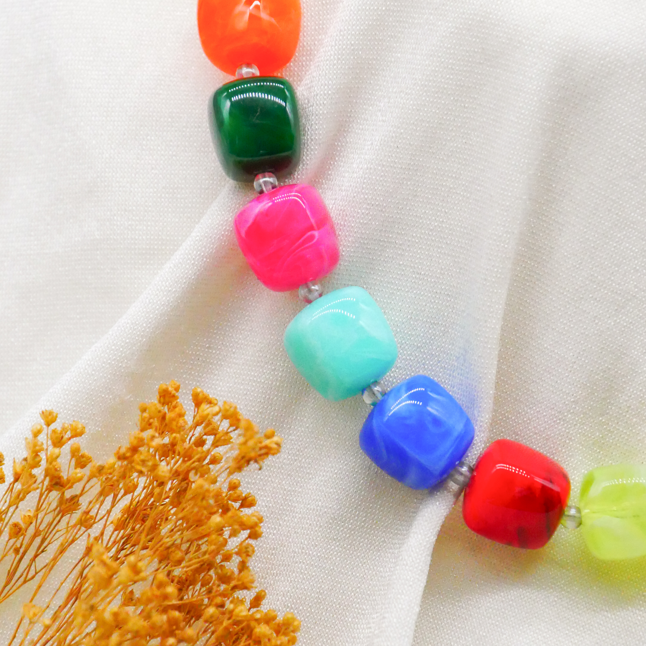 "Summer Feeling", kurze Kette "Cube" Resinperlen ca. 16 x 16 mm multicolor