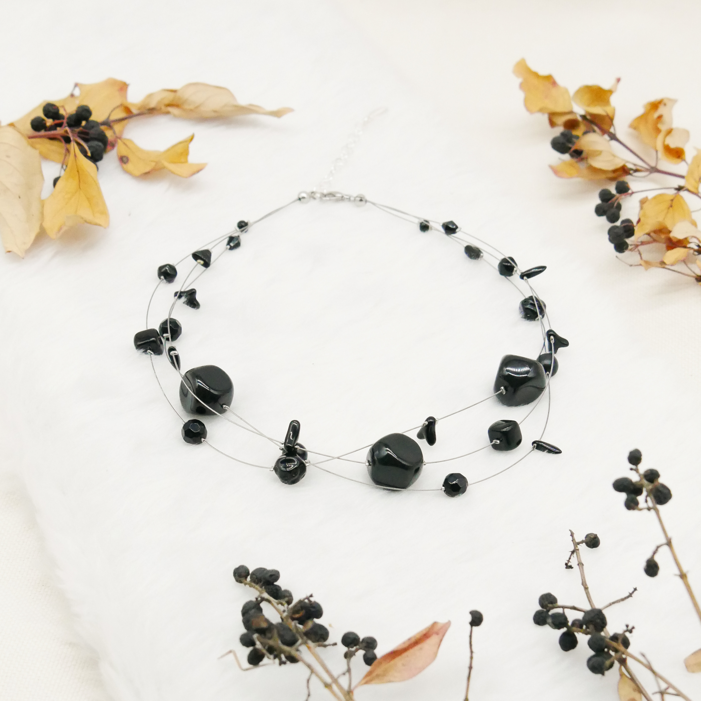  "Jet Schmuck" 3-Strang Kette, schwarze Glasperlen, verschiedene Formen 