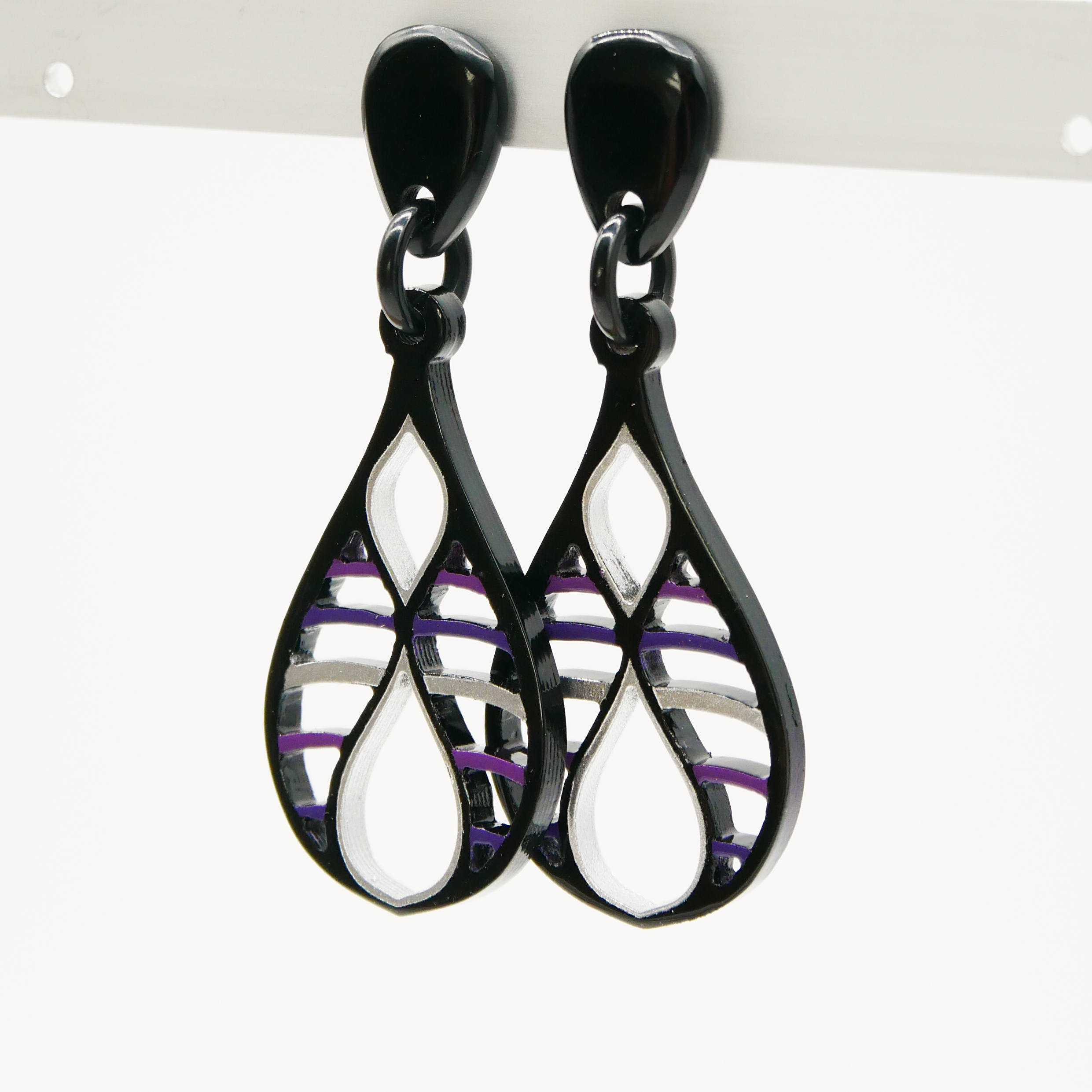 "Craft Art", Ohrring "Teardrop", schwarz Horn, Lack silber-flieder "Craft Art", Ohrring "Teardrop", schwarz Horn, Lack silber-flieder