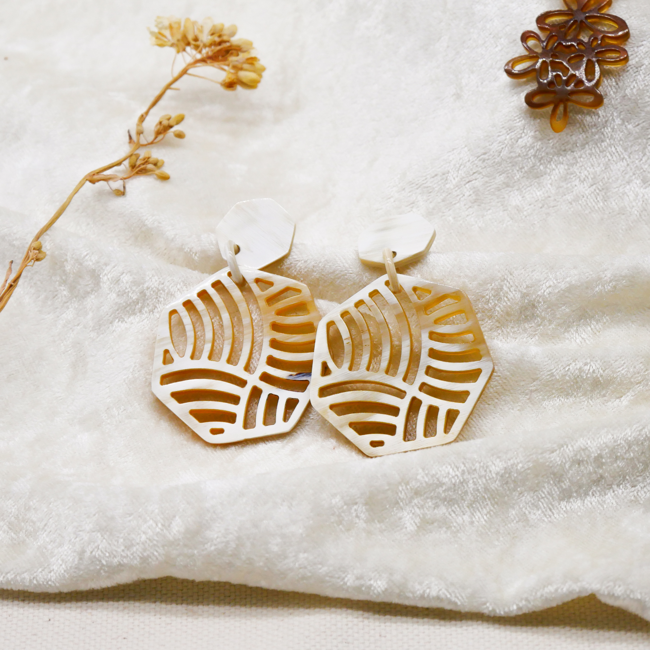  "Craft Art" Ohrring "Polygon" weißes Horn