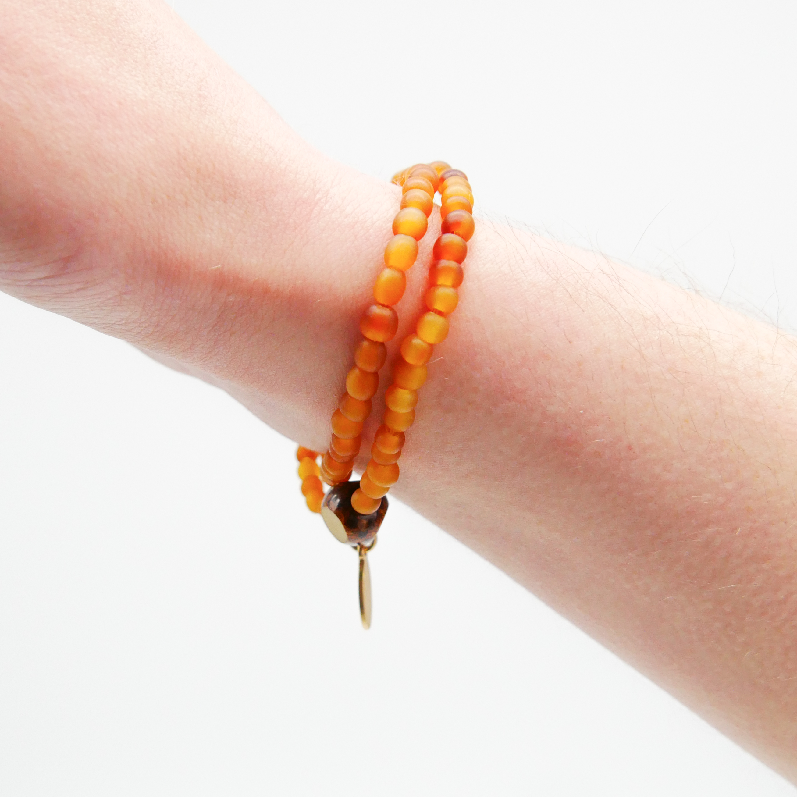  "Shell" doppeltes Armband auf Gummi, hellbraun Carabo Hornperlen 4 mm, Samenperle