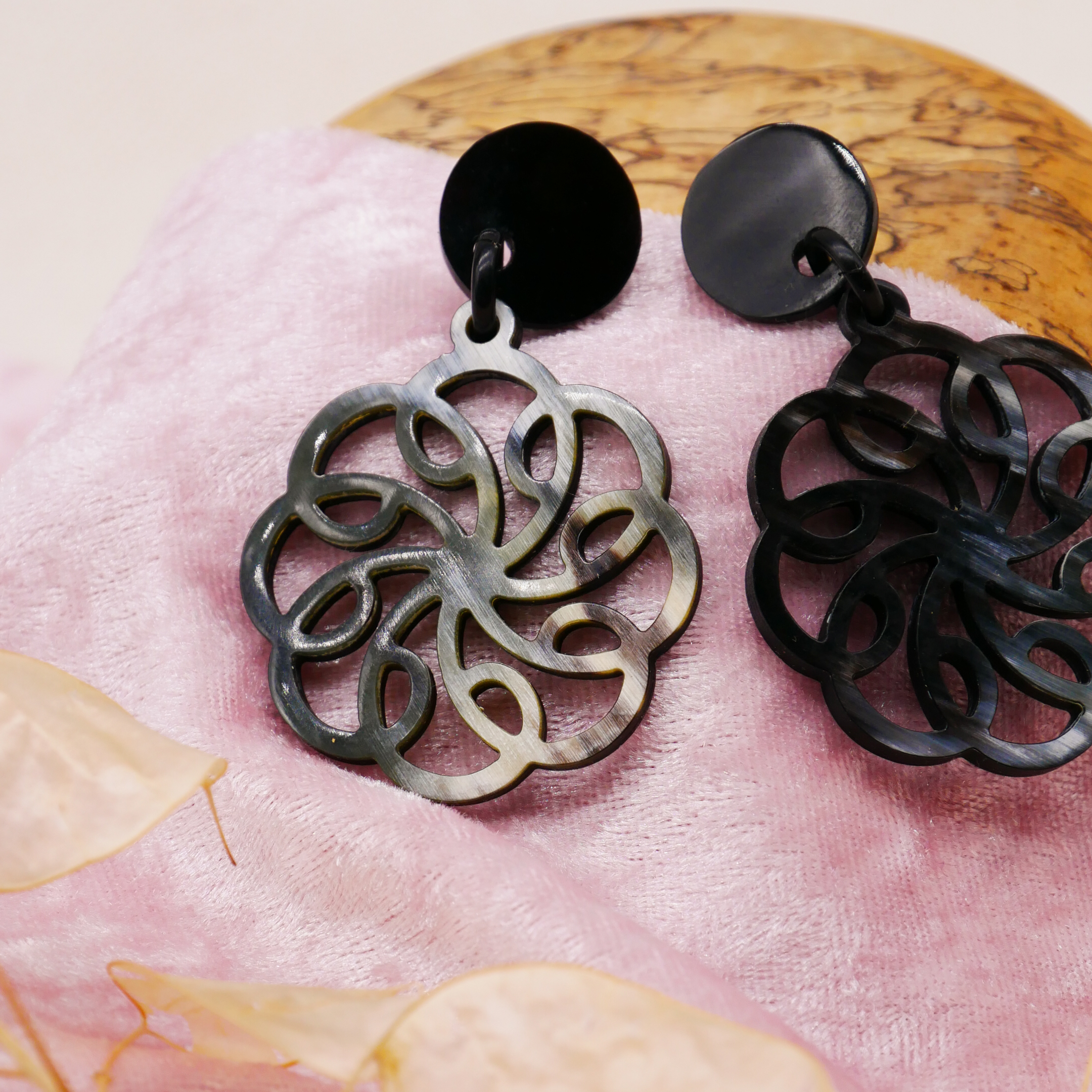  "Craft Art" Ohrring "Mandala" Ø ca. 45 mm, schwarzes und marble Horn