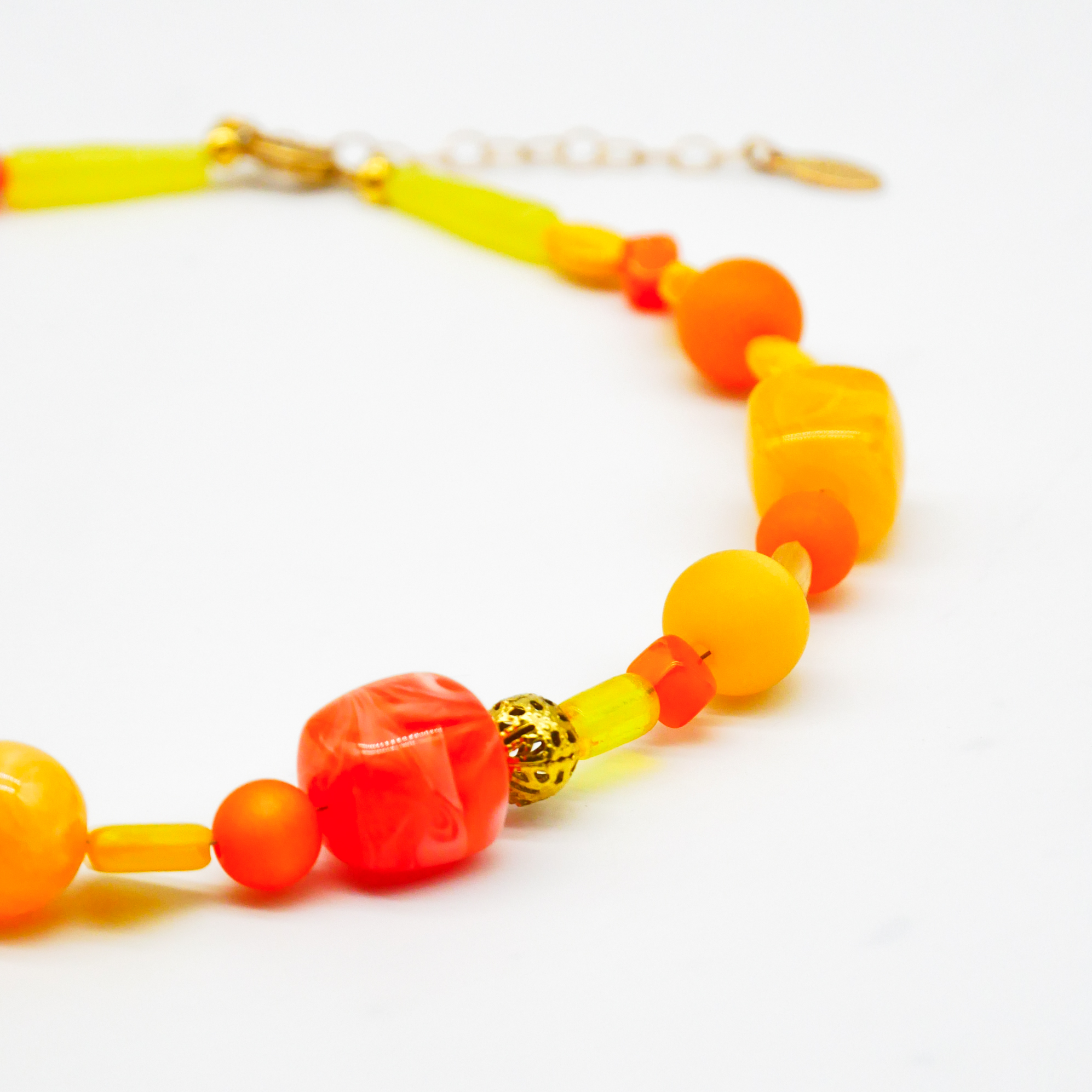 "Summer Feeling",  Kette aus verschiedenen Formen, Glas- und Resin Perlen, gelb-orange