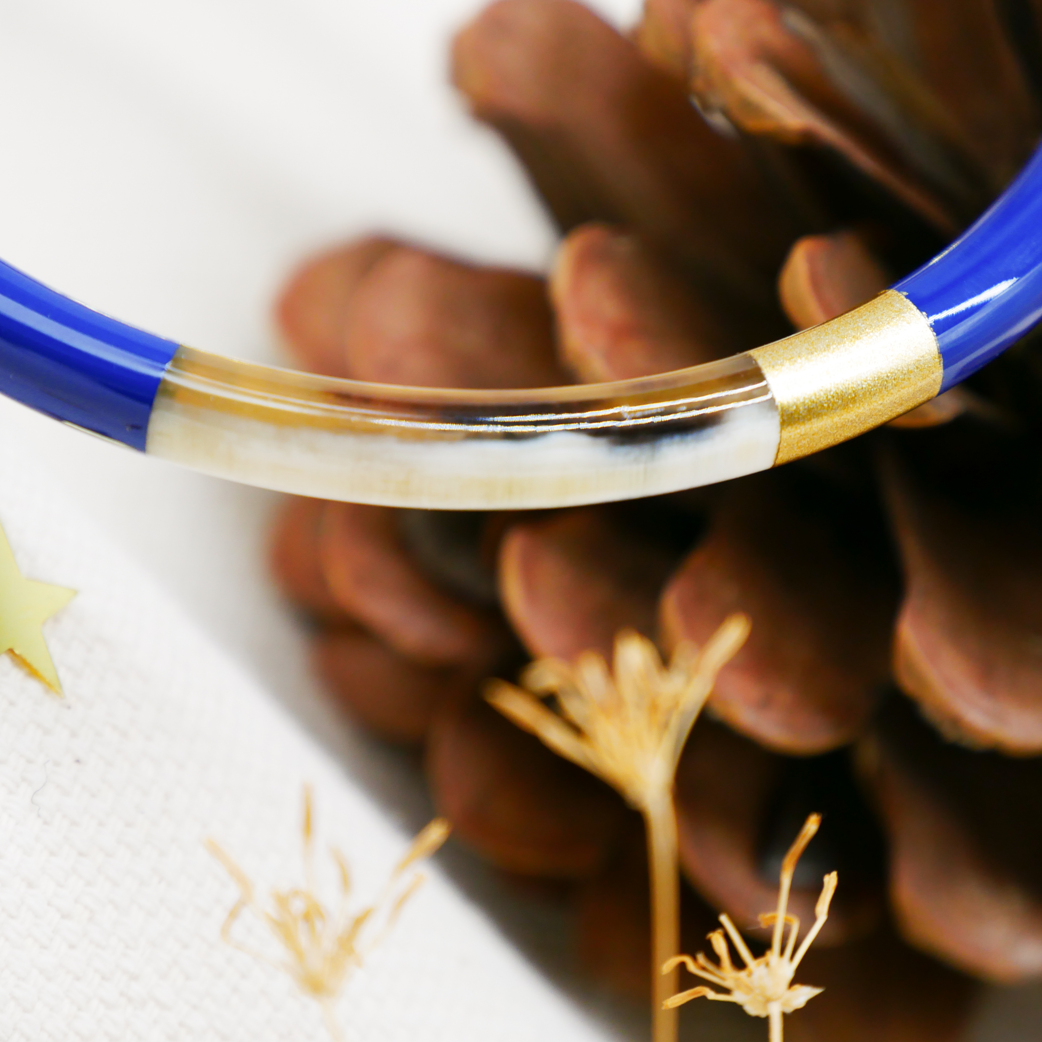 "Craft Art", Armreif dünn, braunes Horn Lack royalblau und gold 