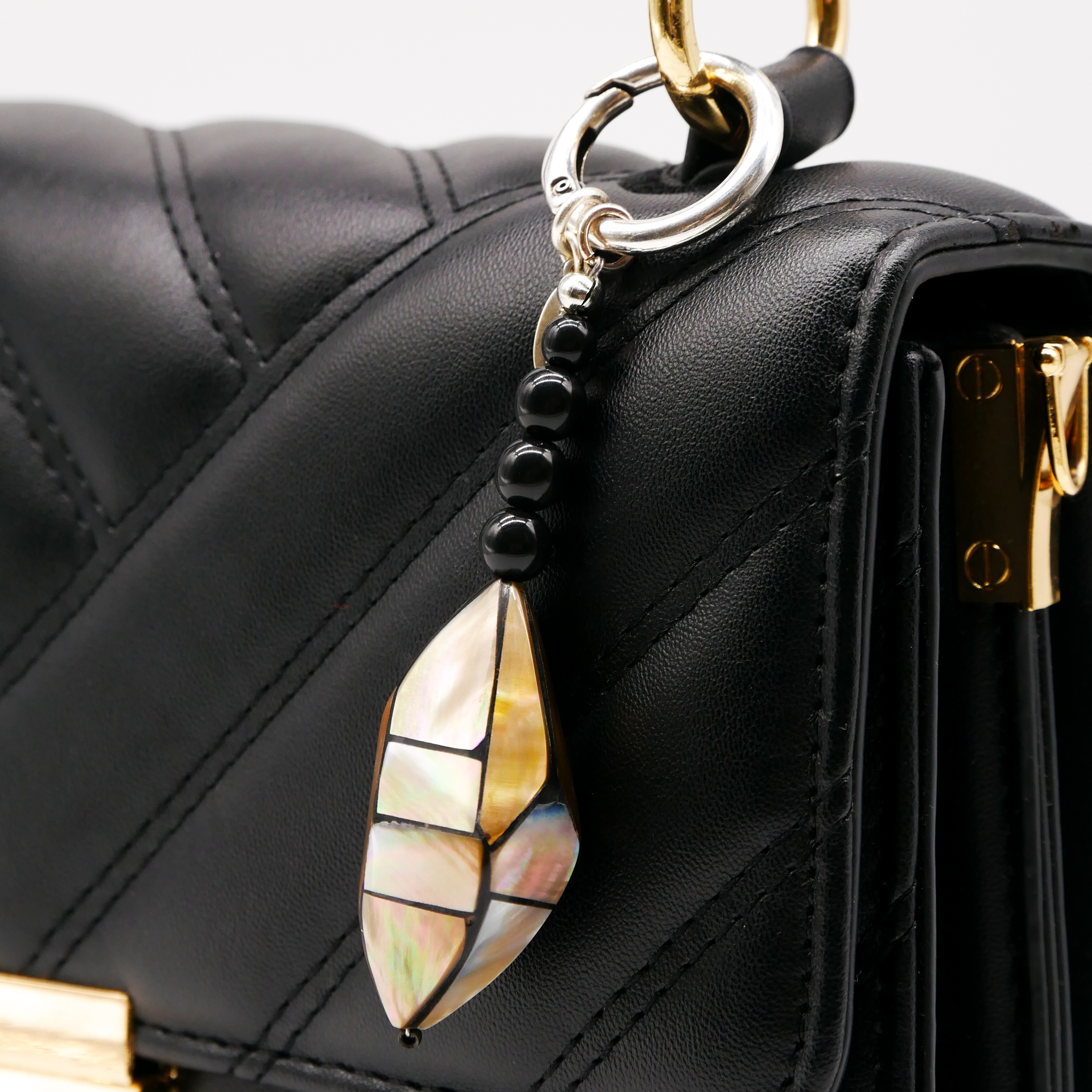 "Lucky Pendant" Anhänger, 1 Strang Glasperlen schwarz mit Designperle Brownlips 