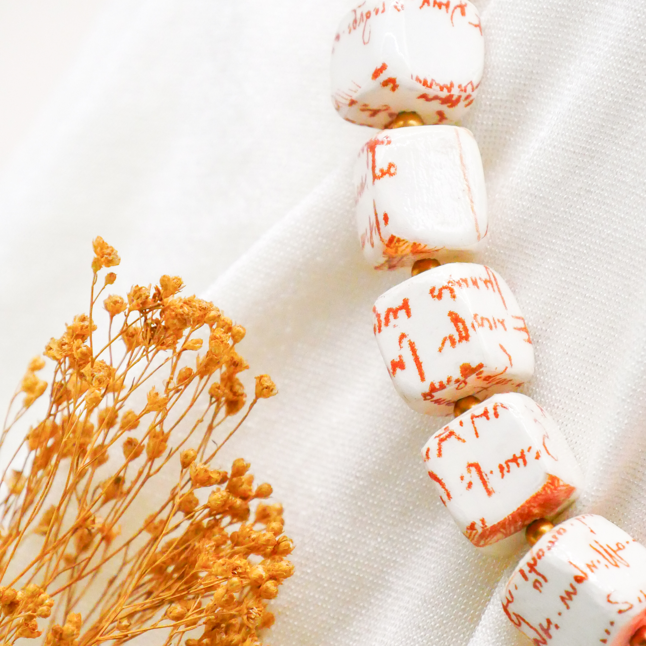 "Summer Feeling", kurze Kette "Cube" Resin- und Papercoated Perlen ca. 16 x 16 mm orange