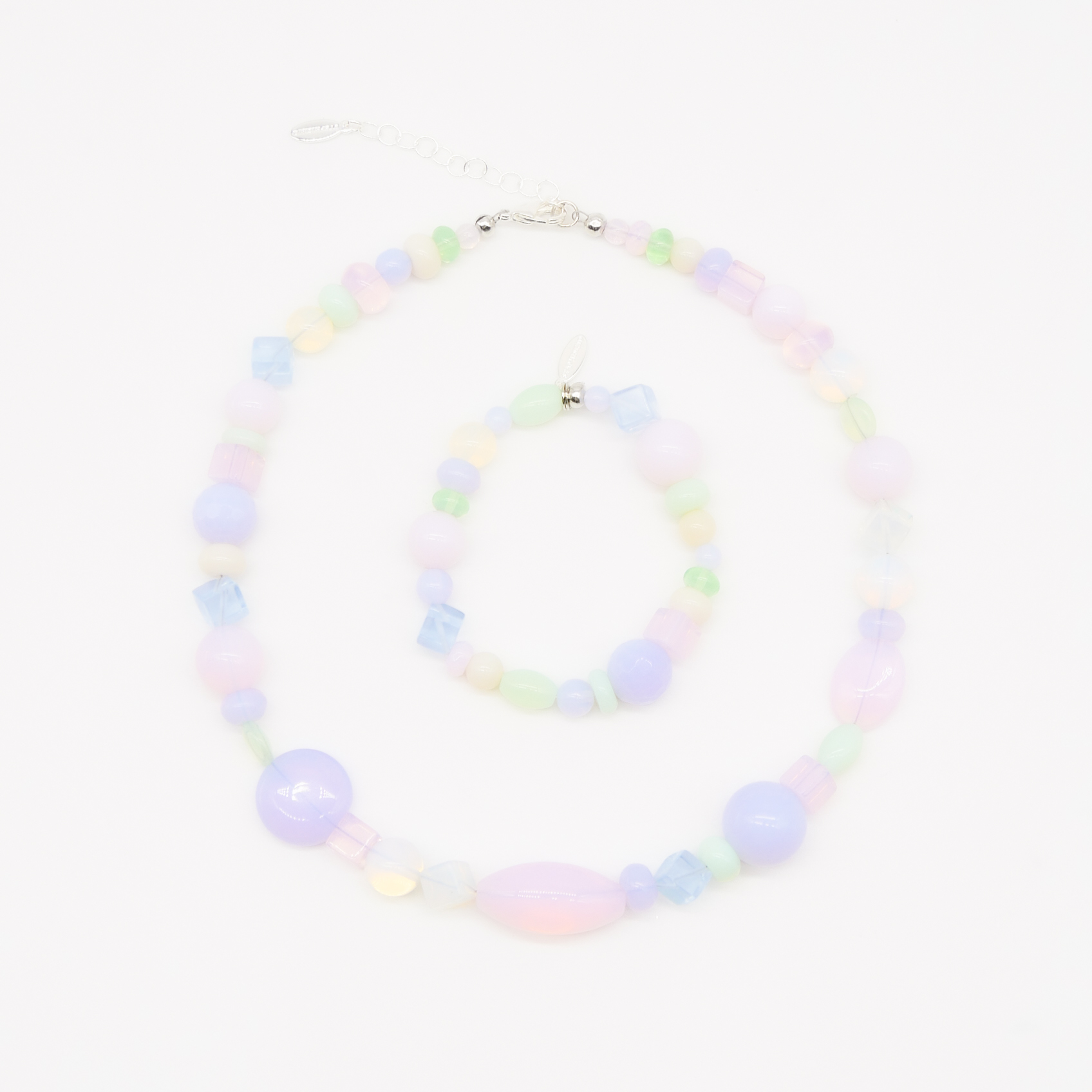 "Summer Feeling",  Kette aus verschiedenen Formen, Glas- und Resin Perlen, opal-pas