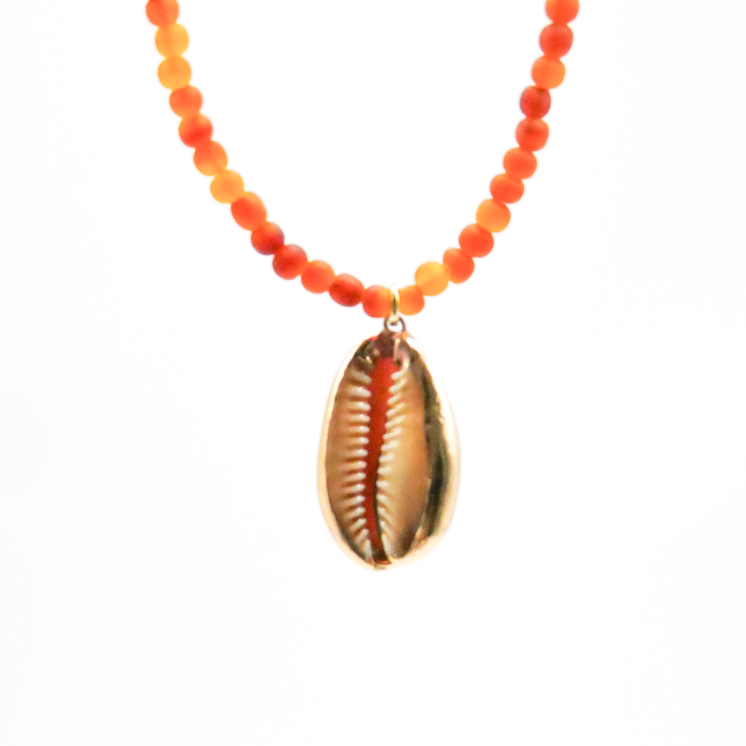  "Shell" kurze Kette hellbraune Caraboperlen Ø ca. 4 mm, Anhänger Kaurischnecke