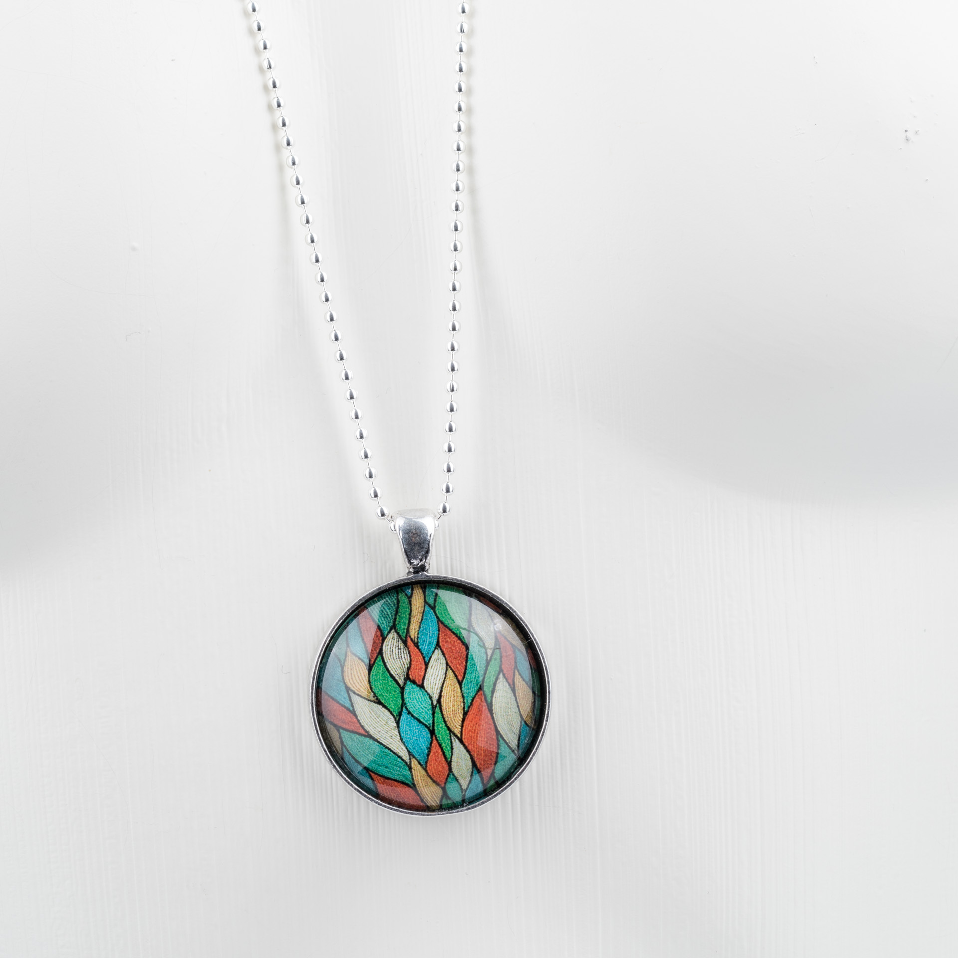 "Mandala" lange Kette, fein, mit Glasanhänger, Rusalkas Haar im Herbst
