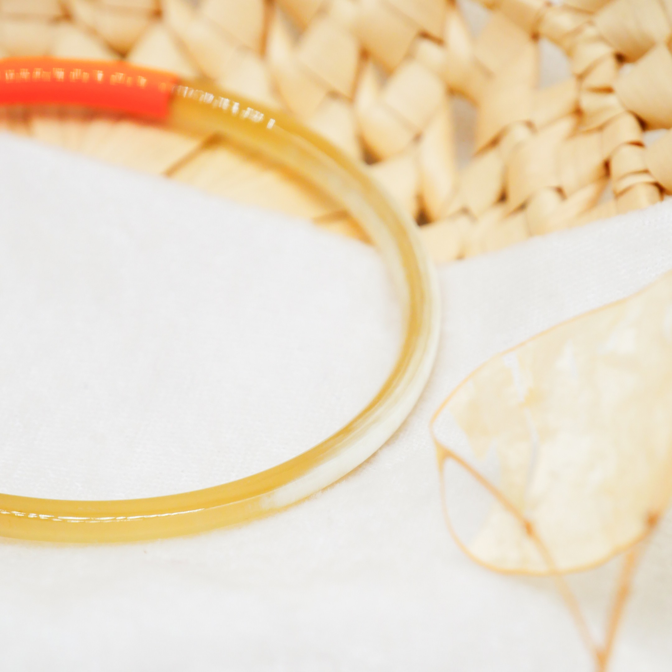  "Craft Art" zarter Armreif, weißes Horn, Lack hellorange 