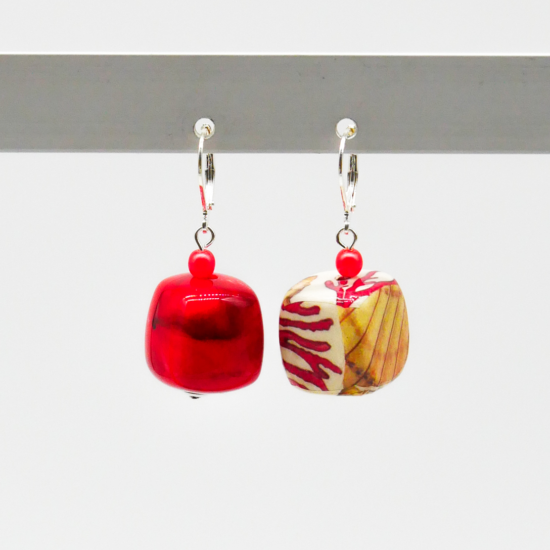 "Summer-Feeling" Ohrring "Cube" Resin- und Papercoated Perlen, rot