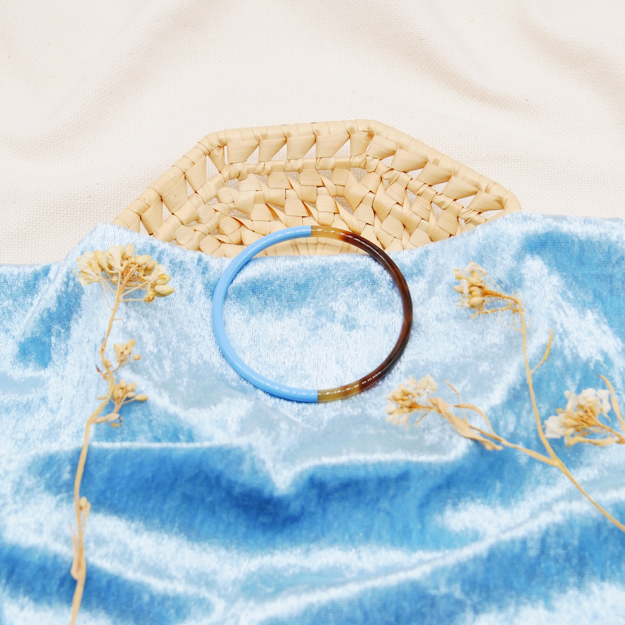  "Craft Art" zarter Armreif, braunes Horn, Lack hellblau