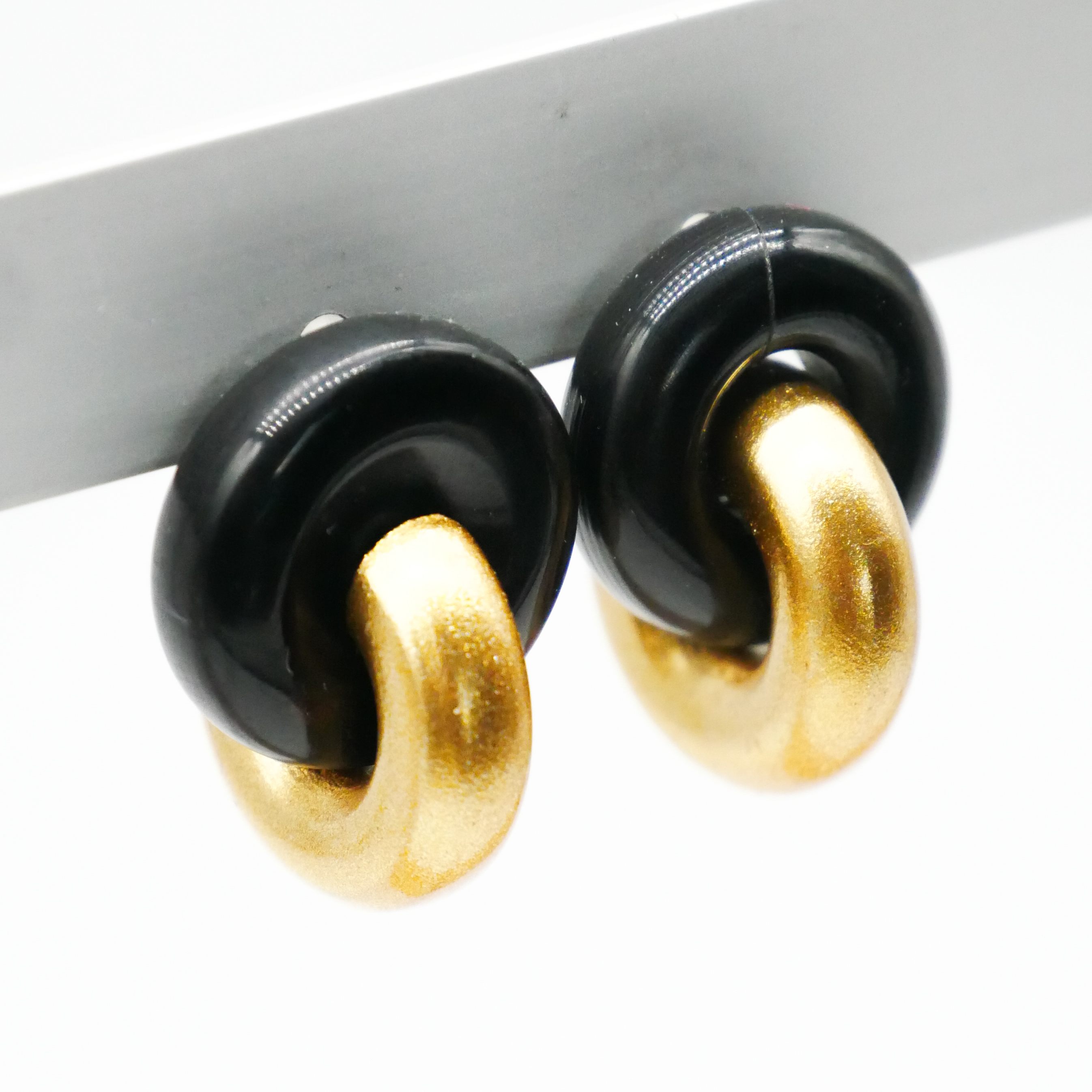  "Craft-Art", Ohrstecker zwei dicke Reife 90 Grad versetzt schwarzes Horn, Lack gold 