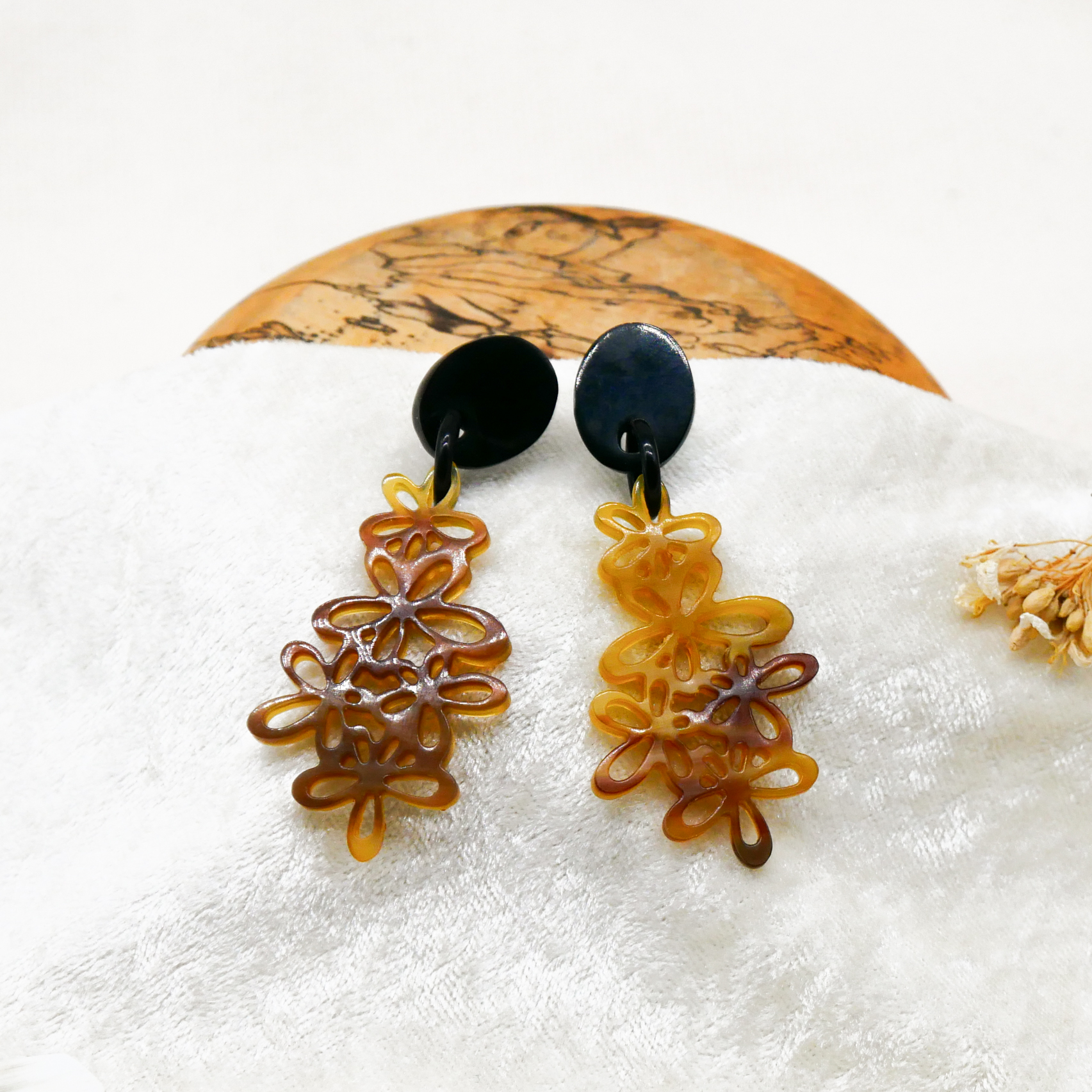 "Craft Art" Ohrring "Blütenzauber" schwarzes und braunes Horn