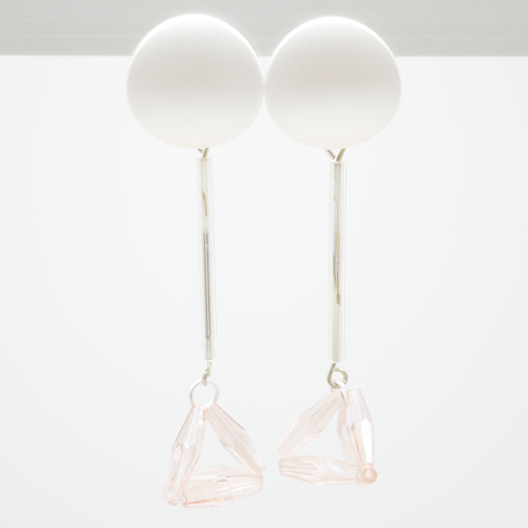 "Summer Feeling" Ohrstecker, versilbert, mit geometrischer Kristallperle, rosé