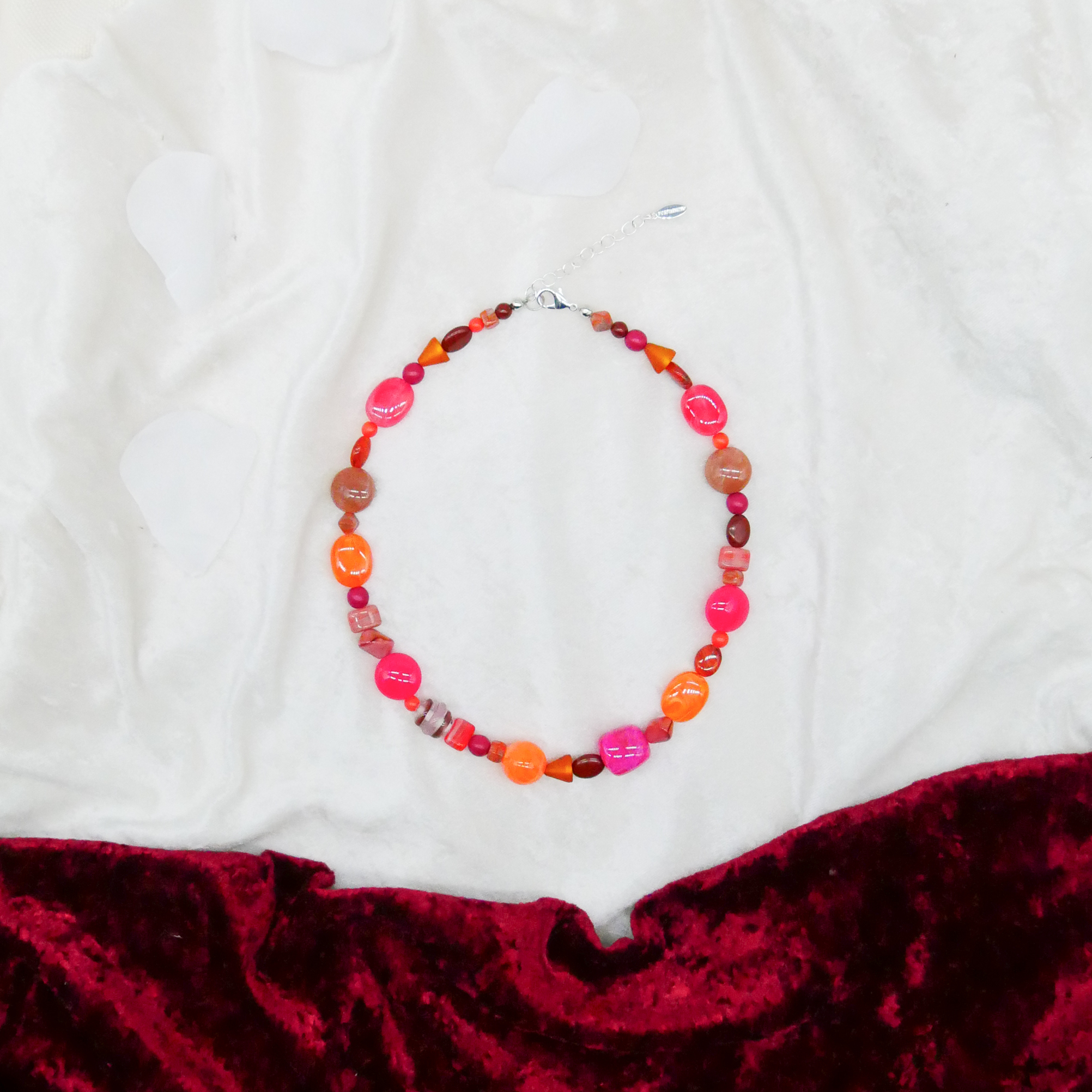 "Summer Feeling",  Kette aus verschiedenen Formen, Glas- und Resin Perlen, pink-orange