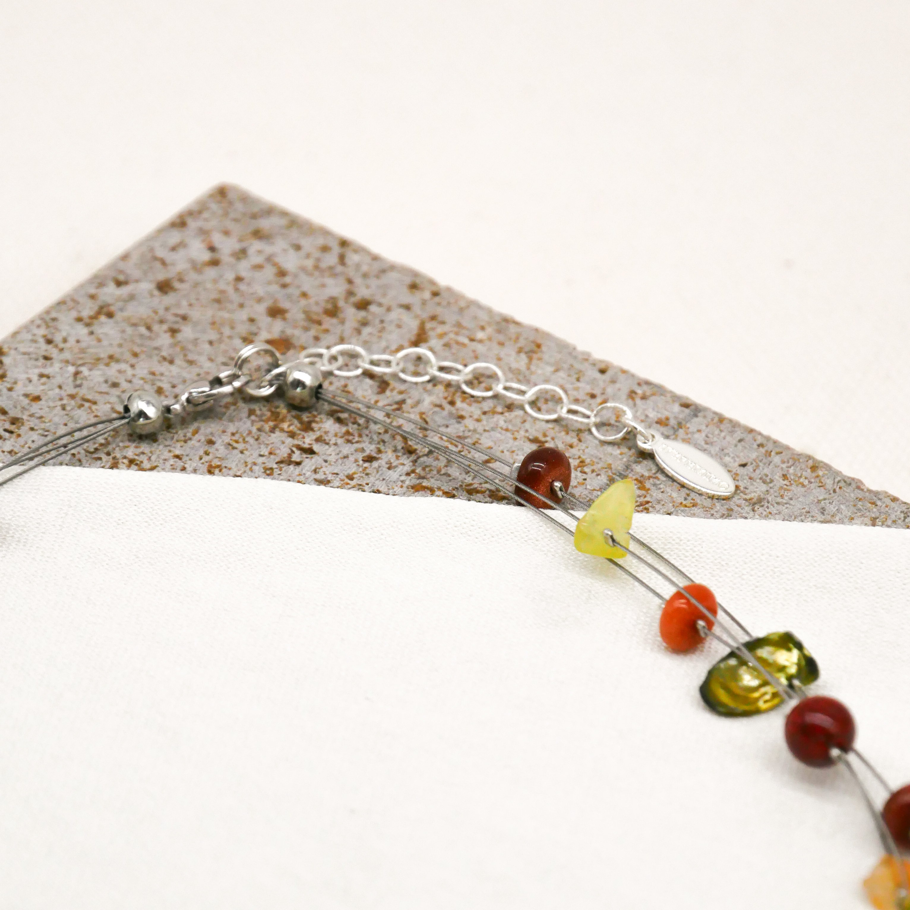 "Crystal Mountain", kurze 3 Strang Kette, Mineralsteine und Süßwasserperlen, nativ