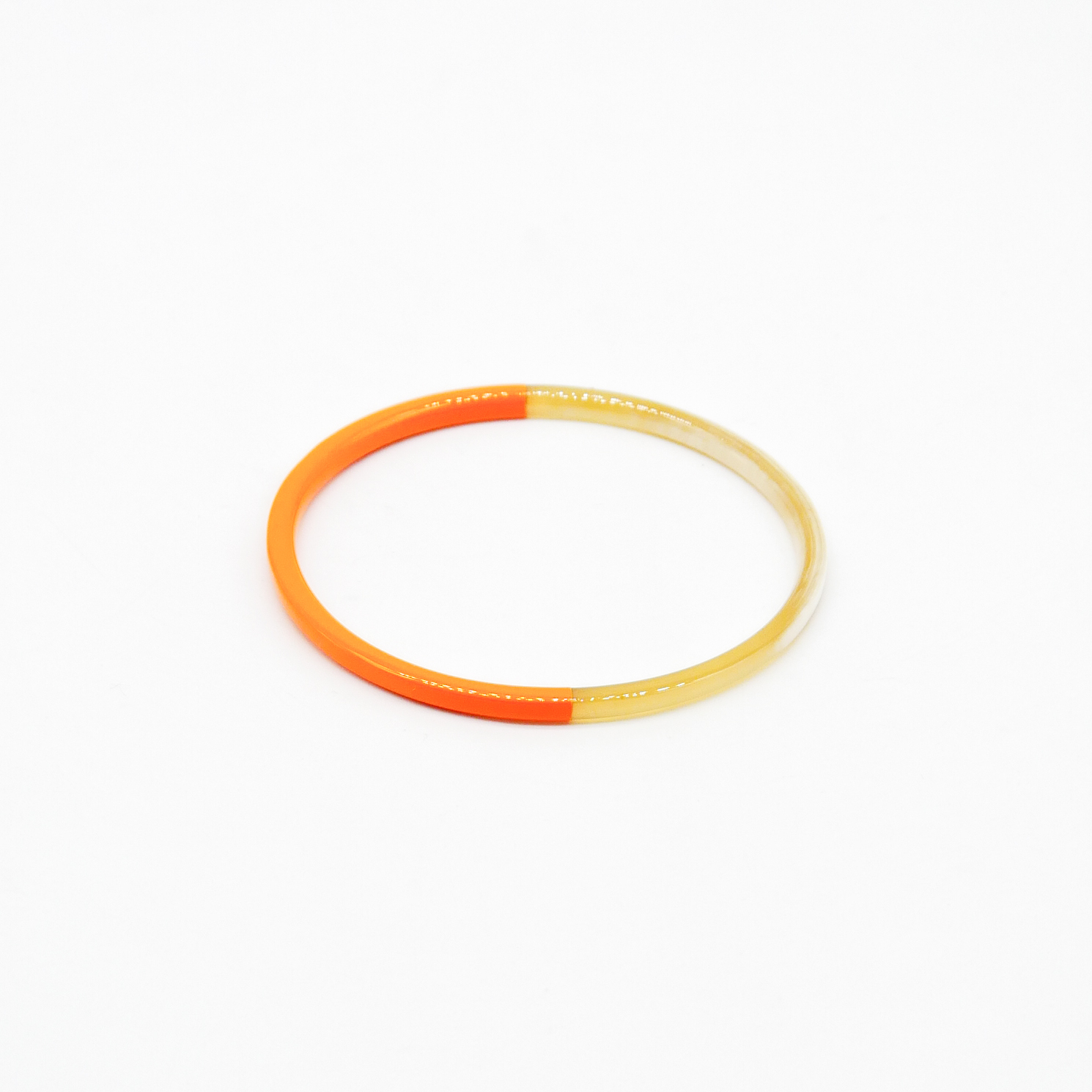  "Craft Art" zarter Armreif, weißes Horn, Lack hellorange 